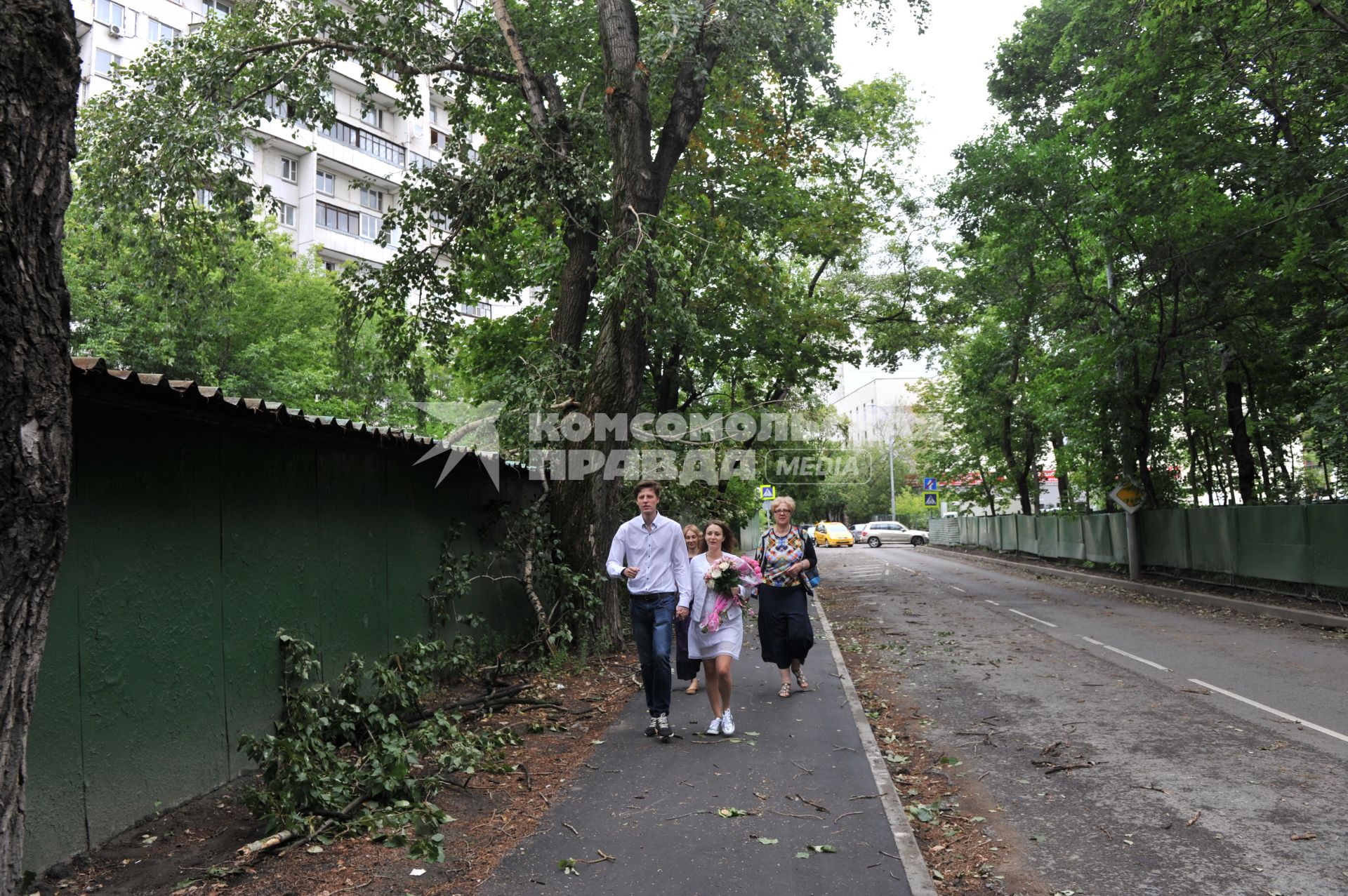 Москва.  Сломанные ураганом деревья на улице города.