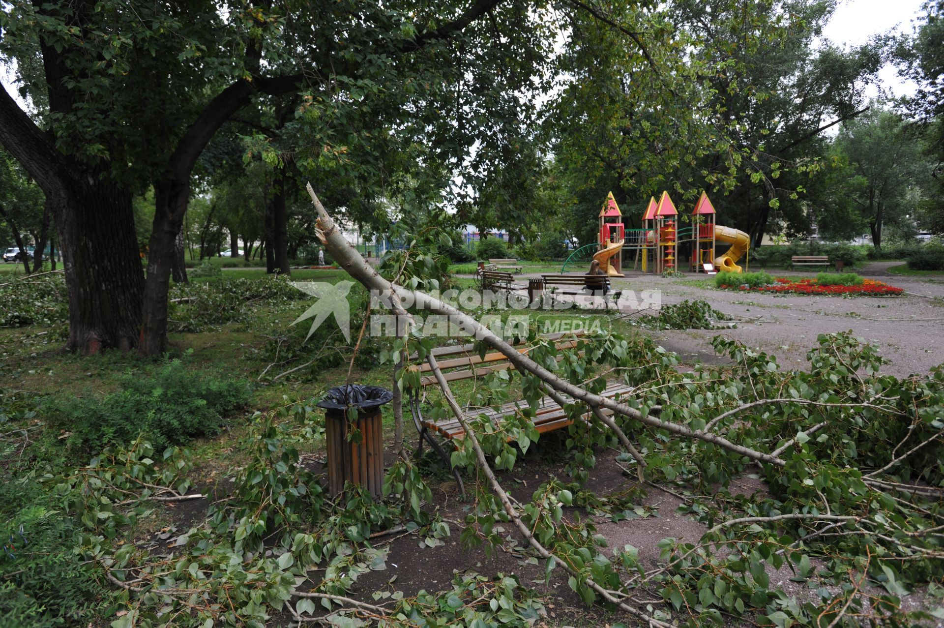 Москва.  Сломанные ураганом ветки деревьев на детской площадке.