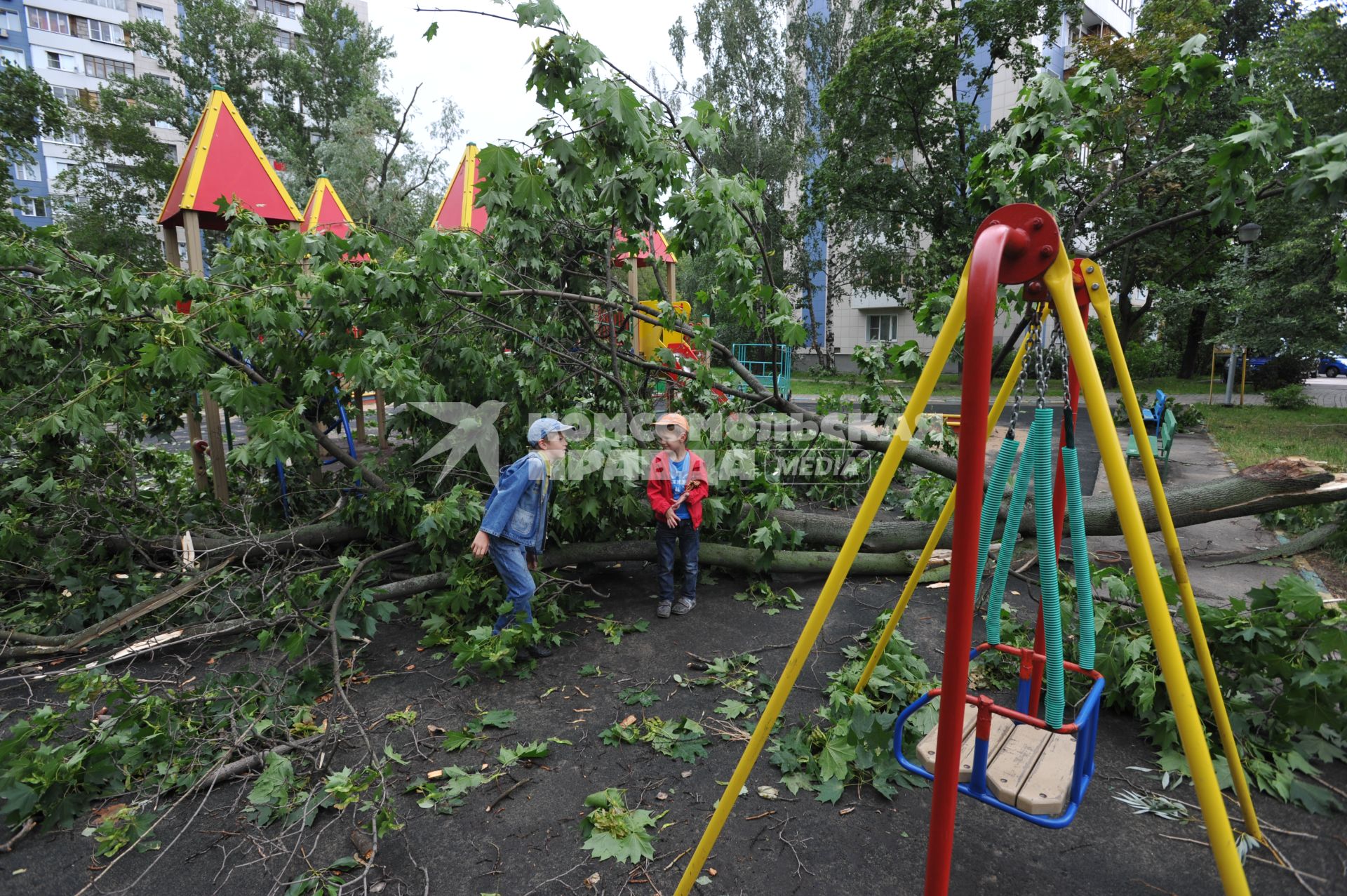 Москва.  Сломанные ураганом ветки деревьев на детской площадке.