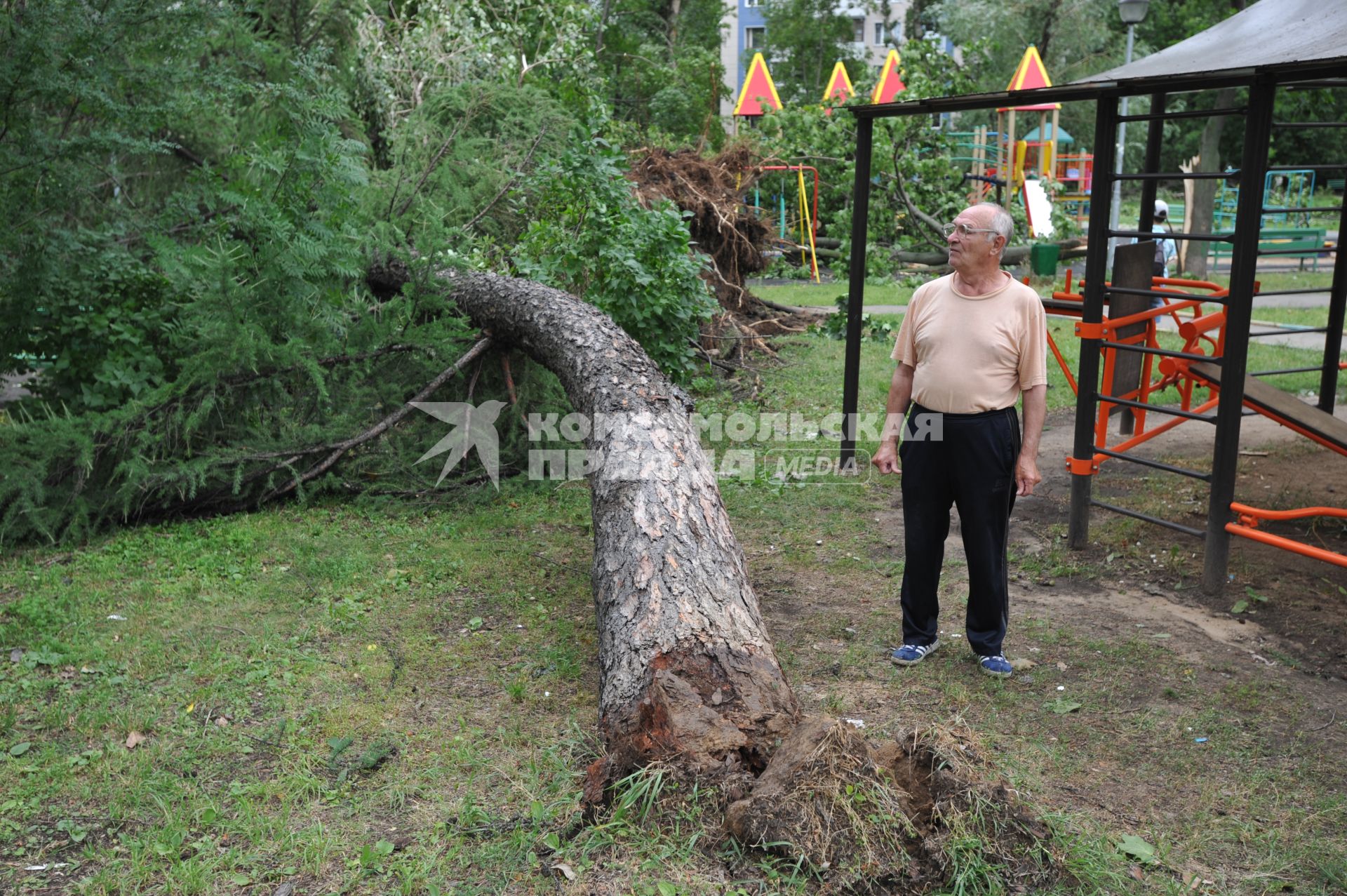 Москва. Последствия урагана,прошедшего в городе.