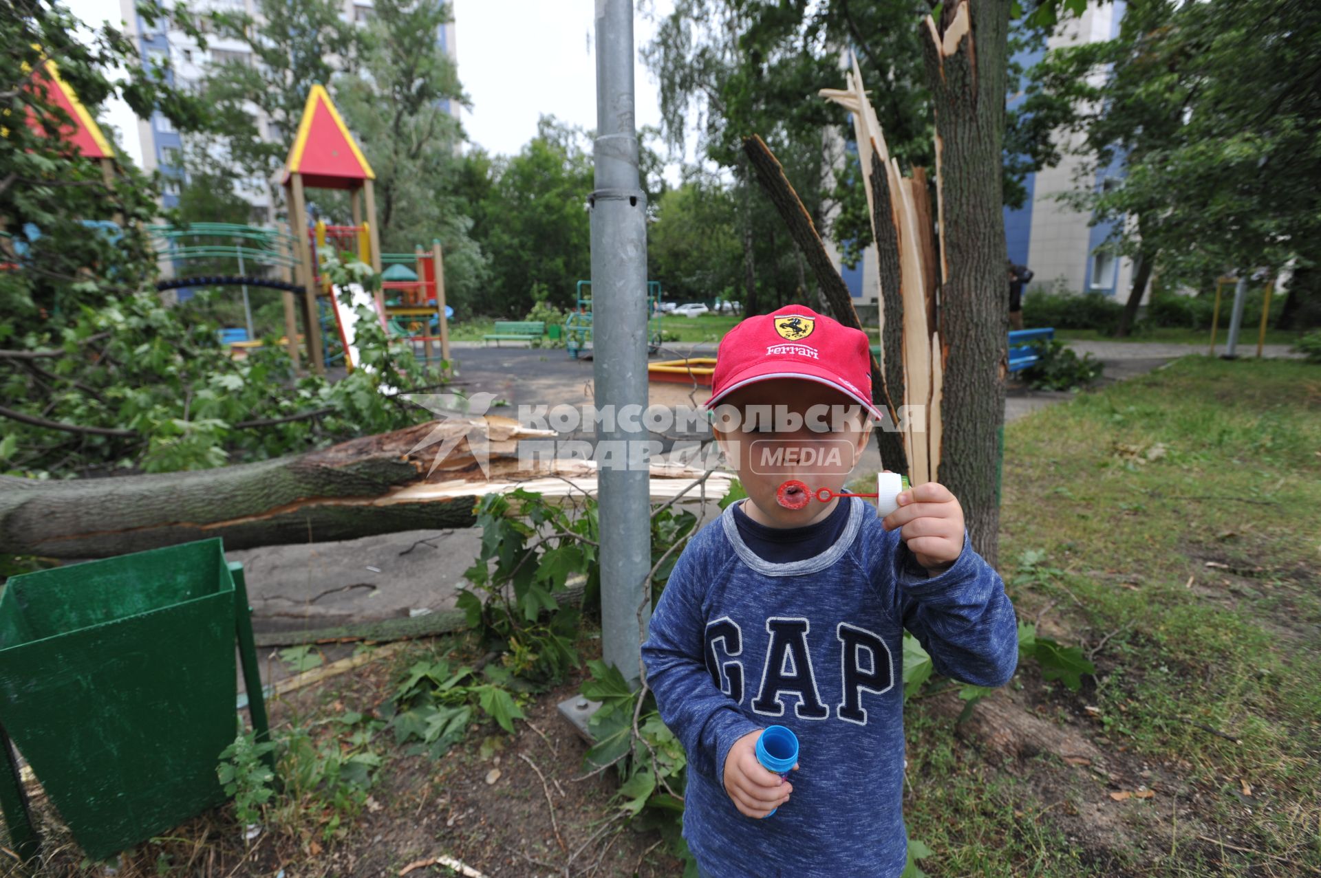 Москва.  Сломанные ураганом деревья на детской площадке.