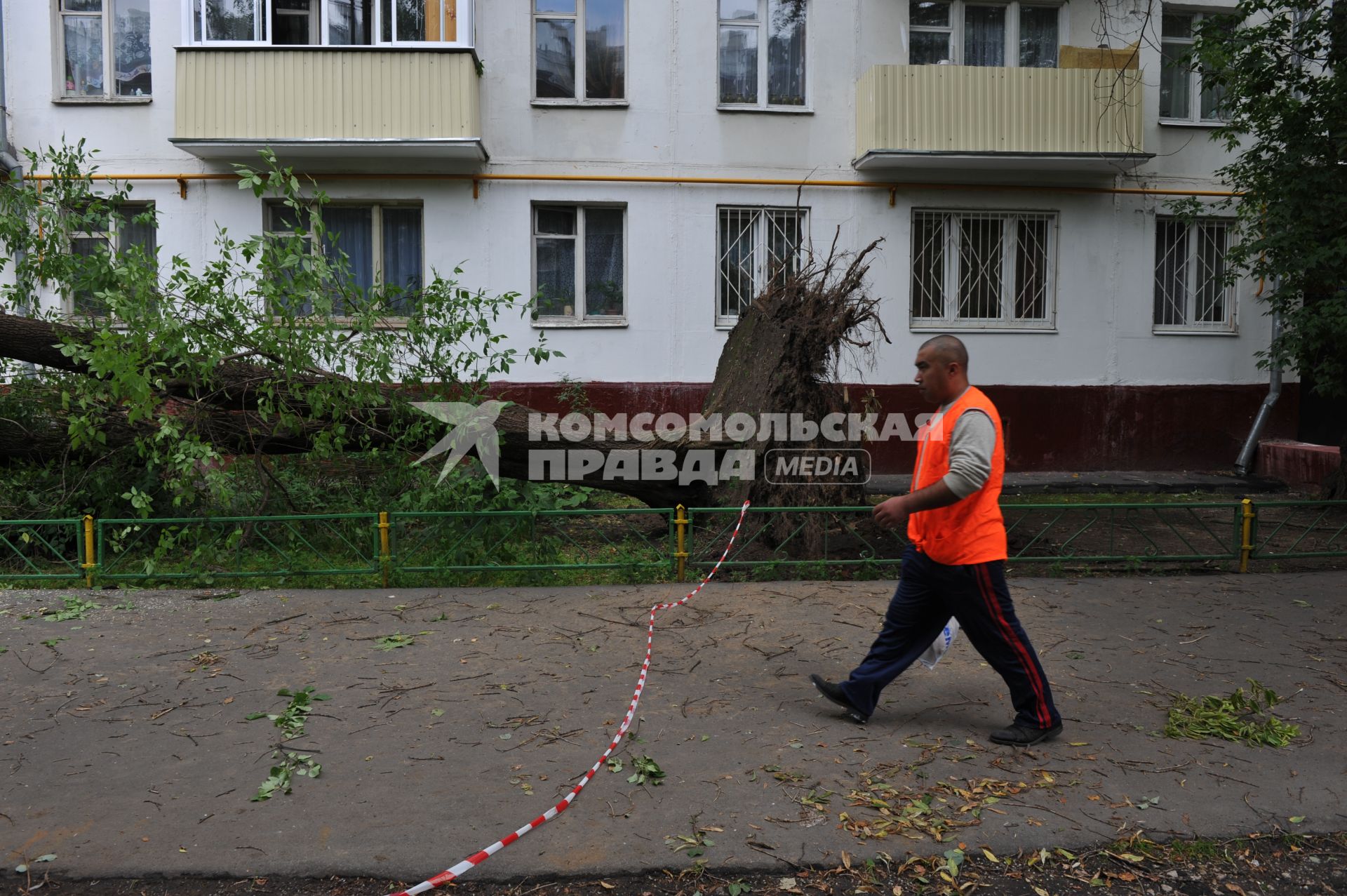 Москва. Работники коммунальных служб убирают   последствия урагана.