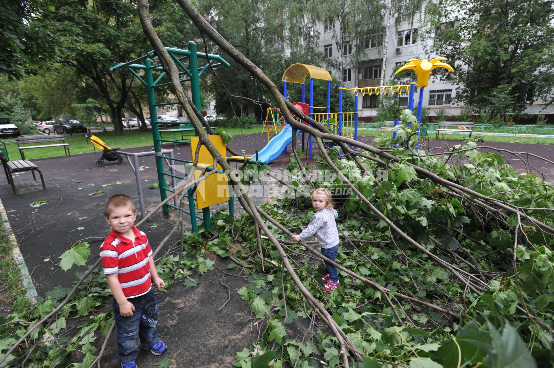 Москва.  Сломанные ураганом ветки деревьев на детской площадке.