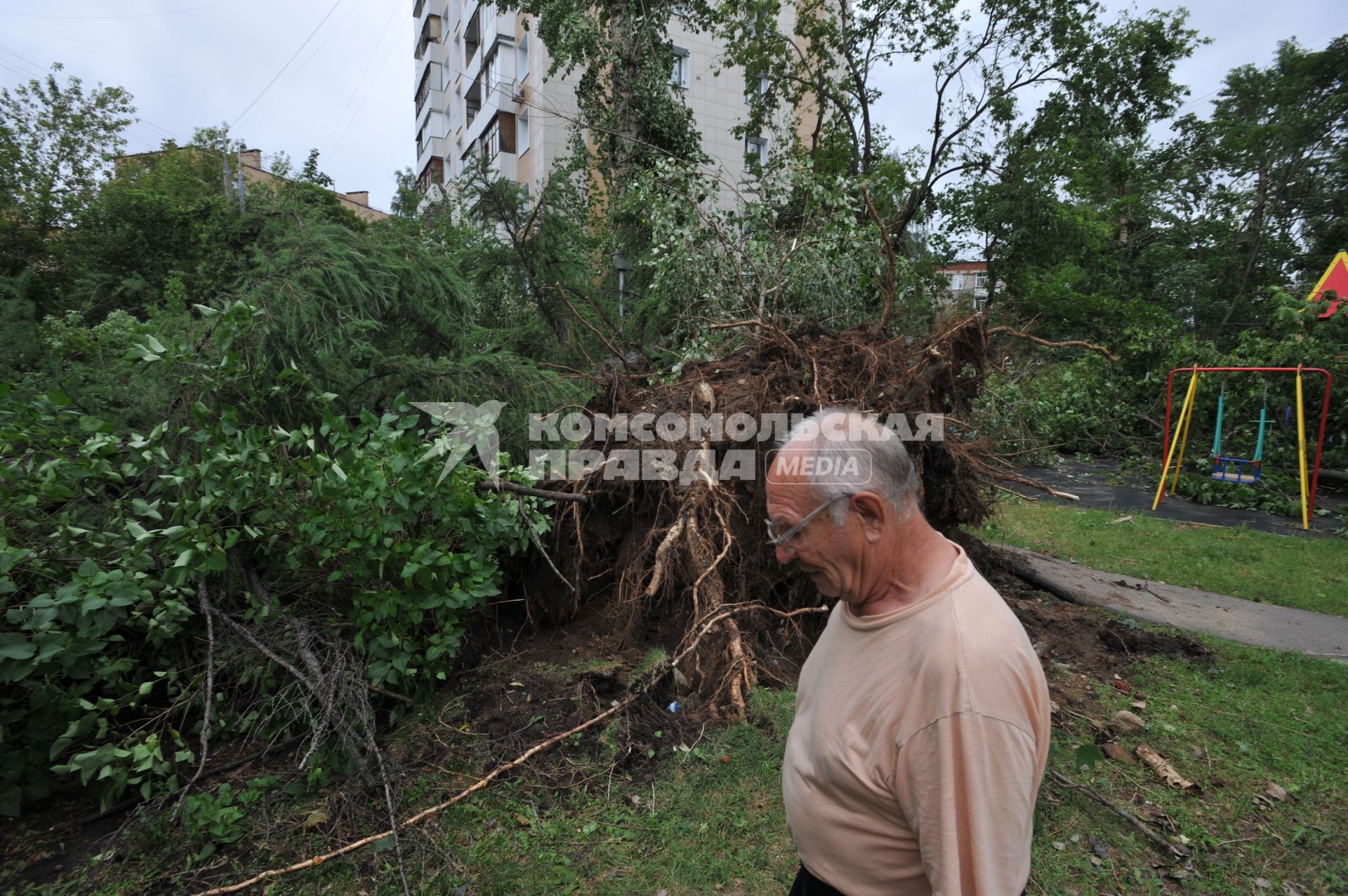 Москва. Последствия урагана,прошедшего в городе.