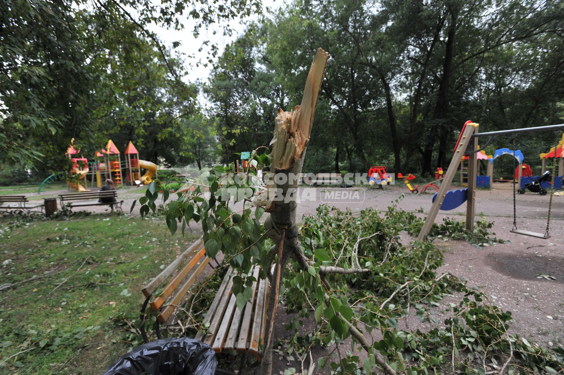 Москва.  Сломанные ураганом ветки деревьев на детской площадке.