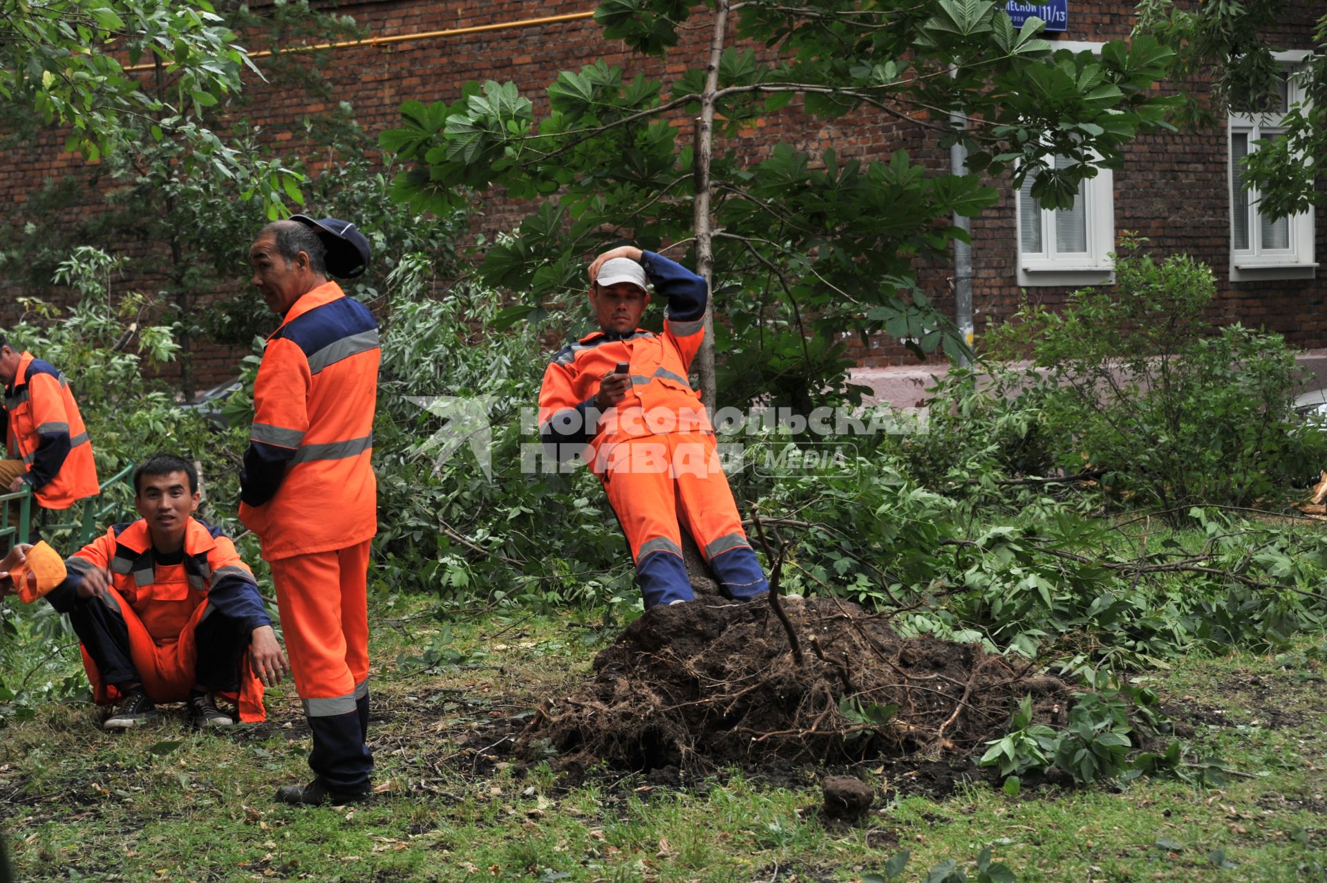 Москва. Работники коммунальной службы на уборке последствий урагана в городе.