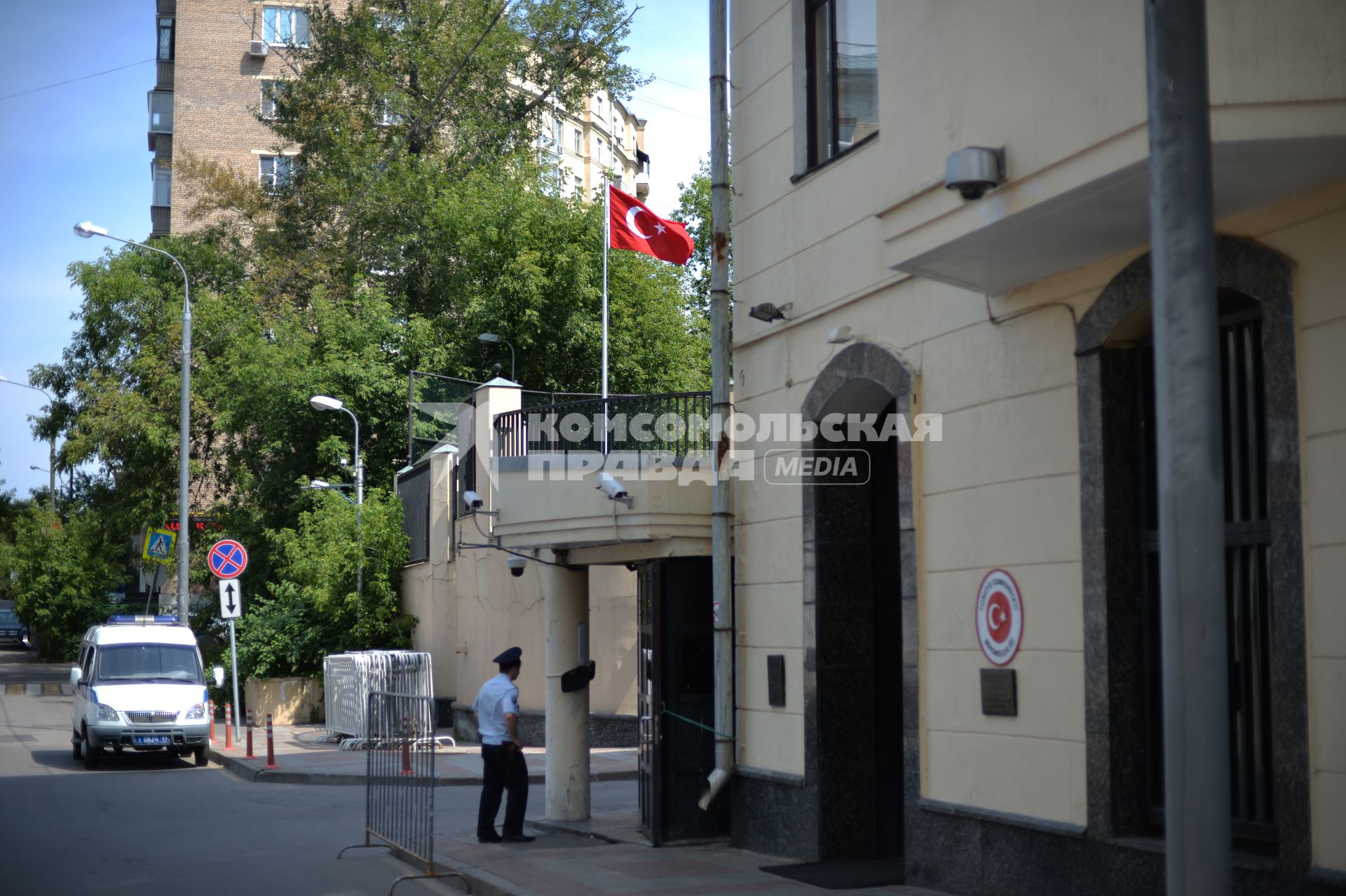 Москва. У здания посольства Турецкой Республики в РФ на следующий день после попытки государственного переворота в Турции.