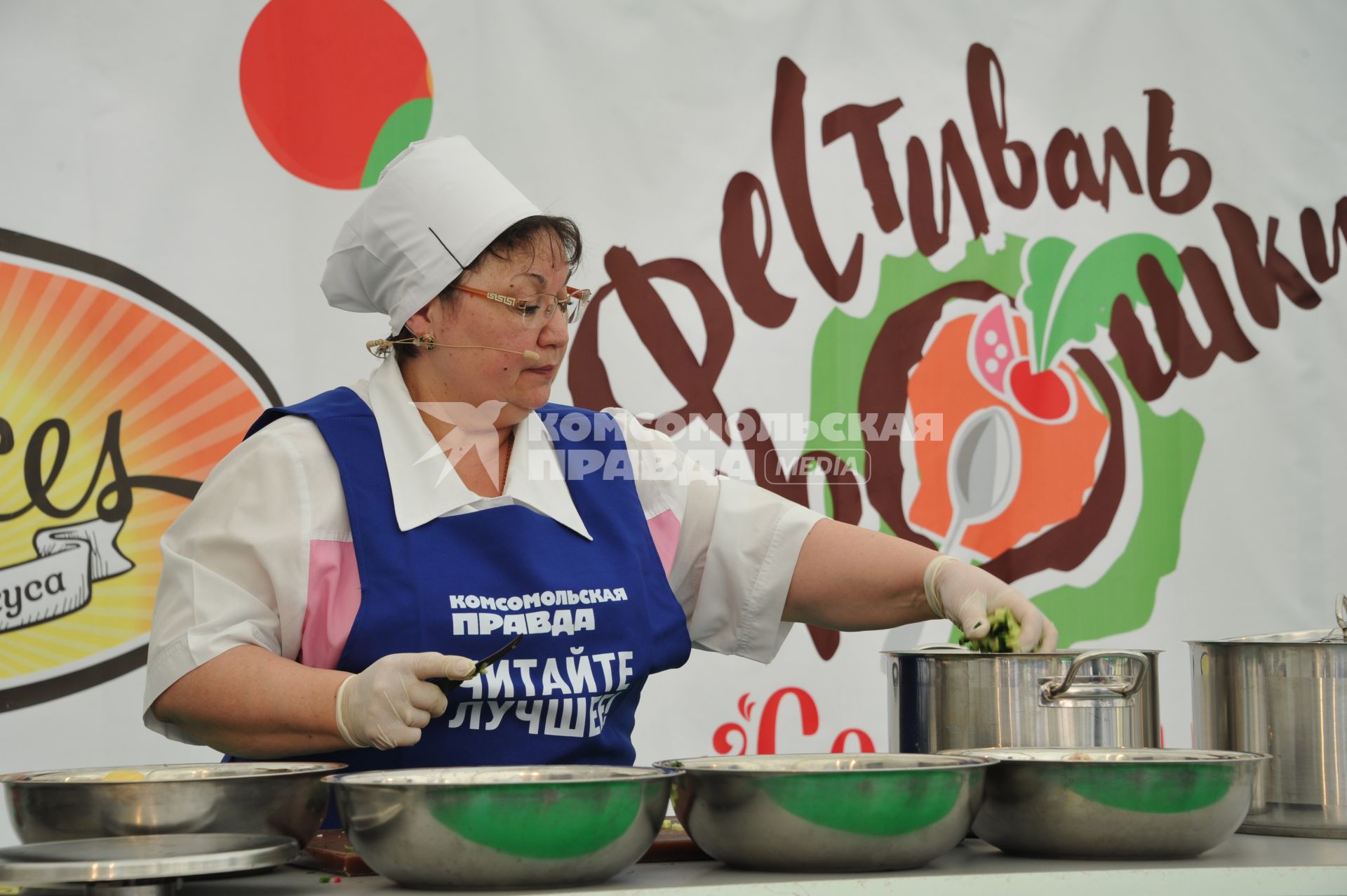 Москва. Мастер-класс по приготовлению окрошки  на фестивале в Сокольниках провела повар Галина Усманова  .