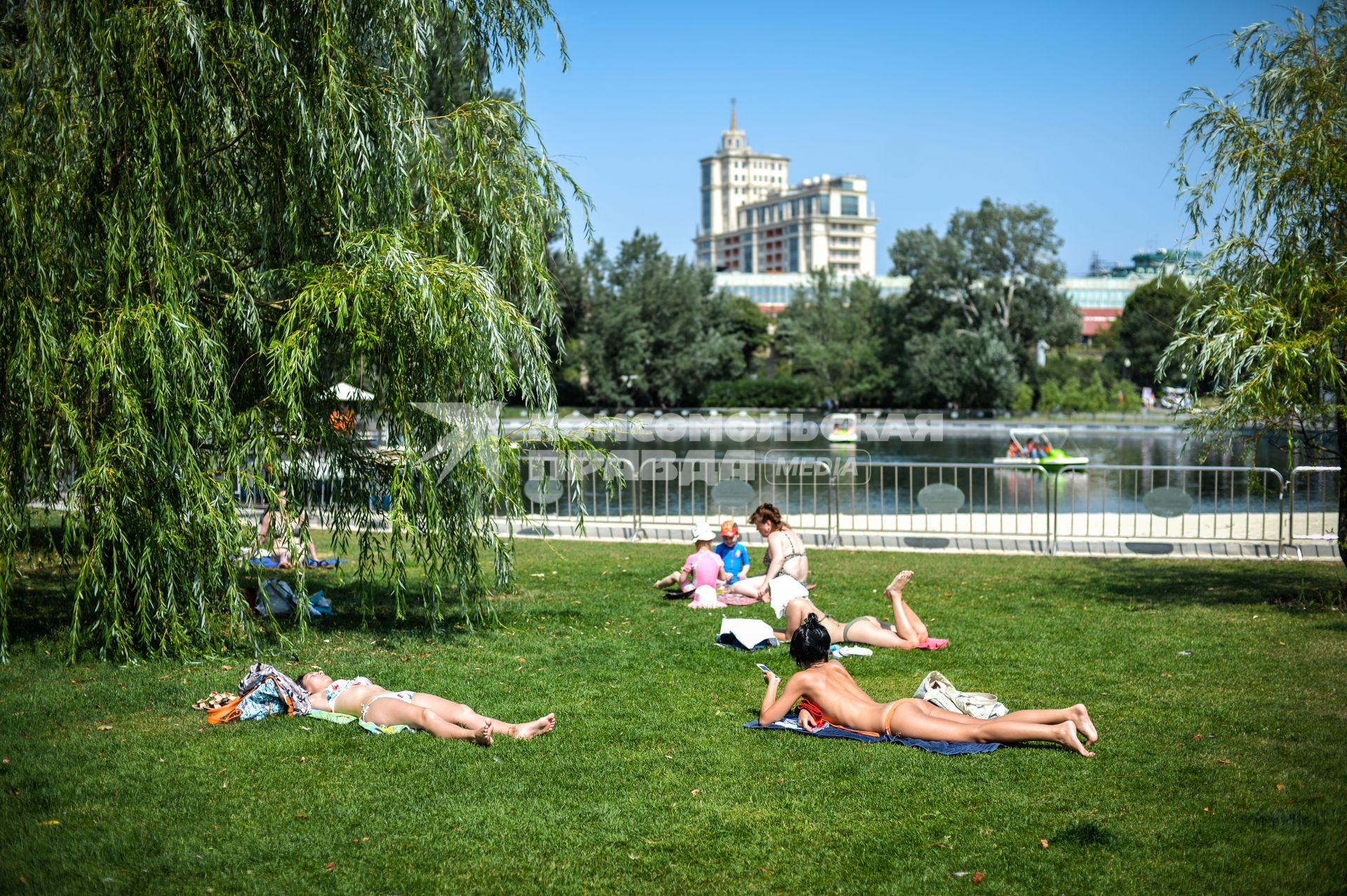 Москва. Девушки загорают на газоне парка Горького.