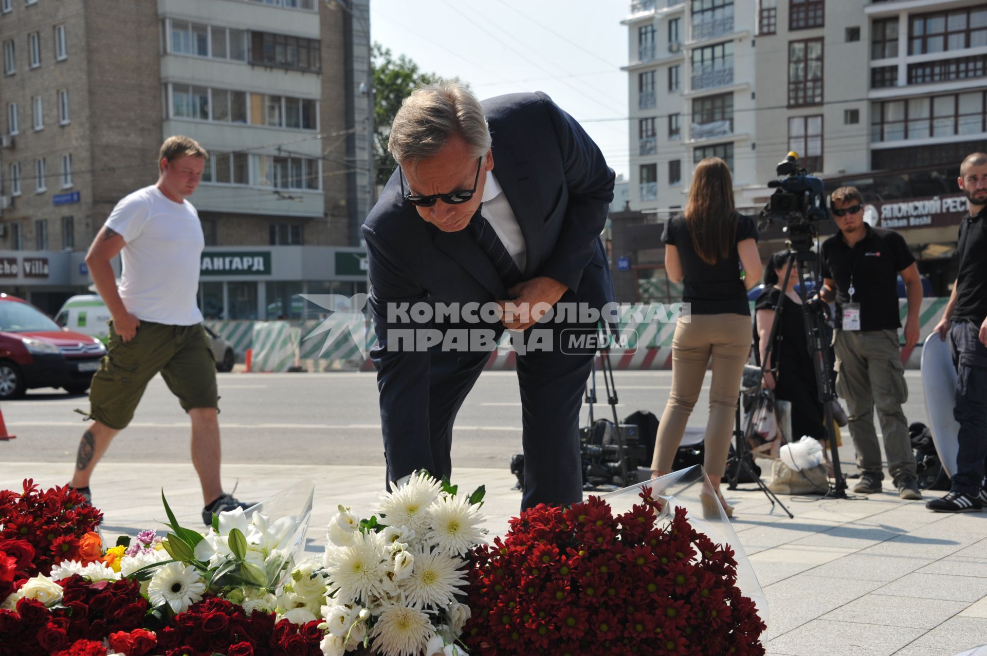 Москва.  Алексей Пушков возлагает цветы  у посольства Франции в на Большой Якиманке в память о погибших в результате террористического акта в Ницце.