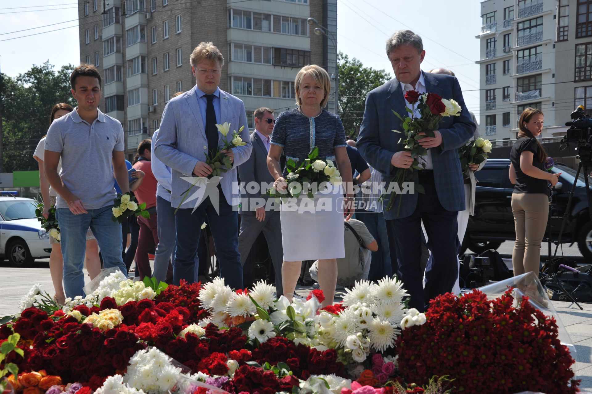 Москва.  Григорий Явлинский  и Эмилия Слабунова возлагают цветы  у посольства Франции в на Большой Якиманке в память о погибших в результате террористического акта в Ницце.