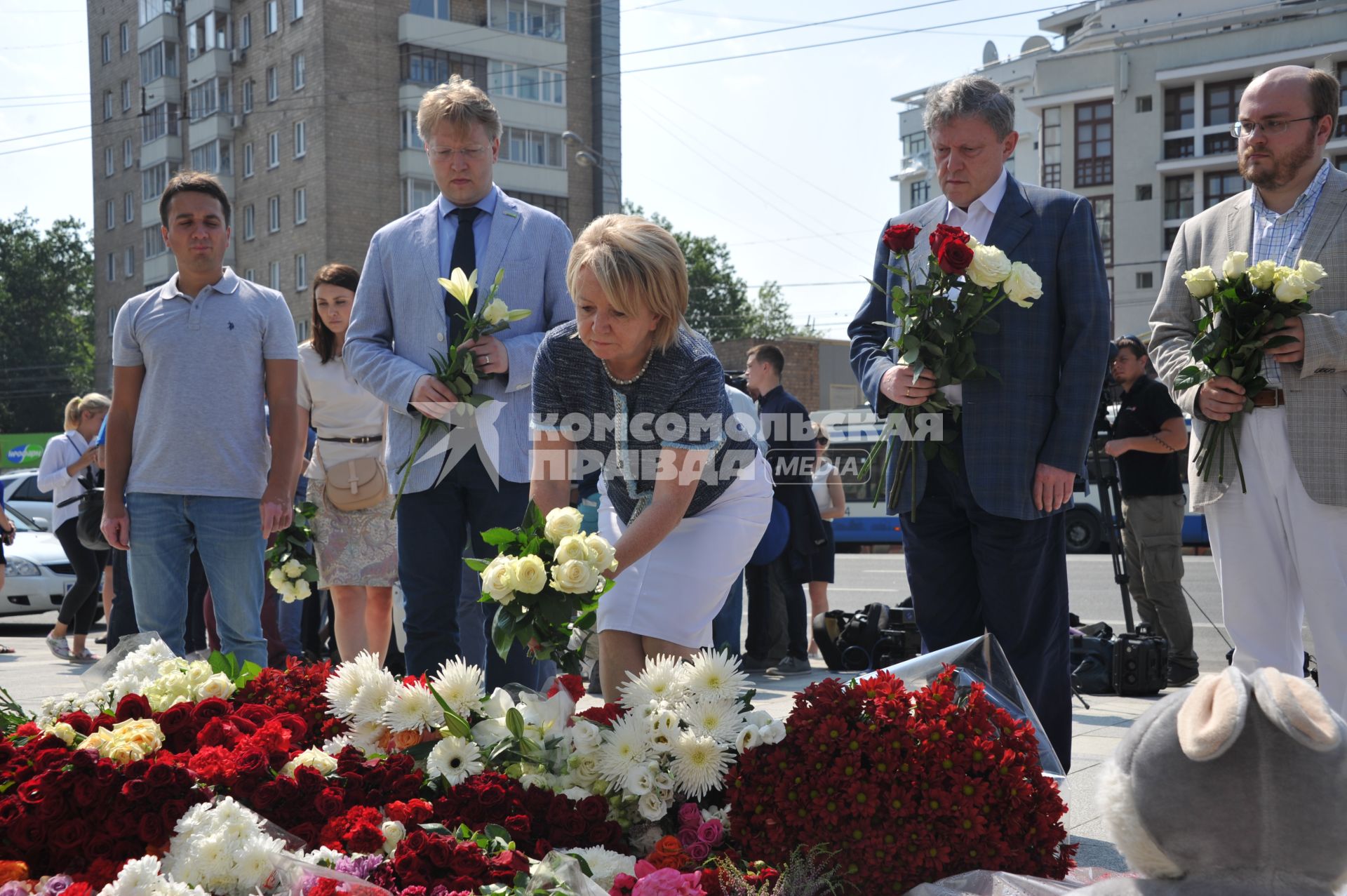 Москва.  Григорий Явлинский  и Эмилия Слабунова возлагают цветы  у посольства Франции в на Большой Якиманке в память о погибших в результате террористического акта в Ницце.