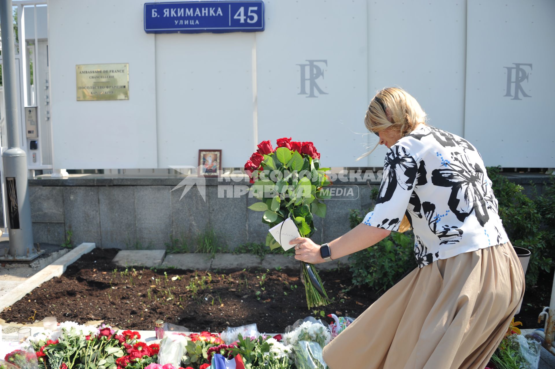 Москва.  Прохожие возлагают цветы и свечи у посольства Франции в на Большой Якиманке в память о погибших в результате террористического акта в Ницце.