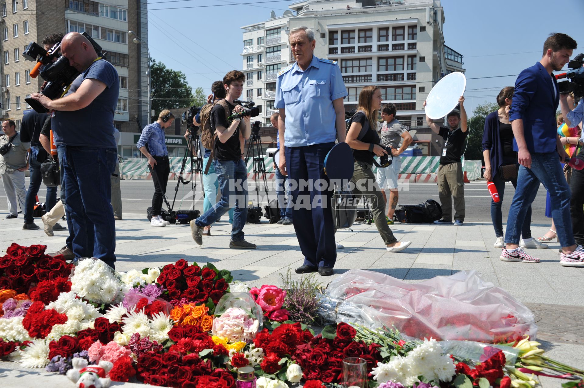 Москва.  Прохожие возлагают цветы и свечи у посольства Франции в на Большой Якиманке в память о погибших в результате террористического акта в Ницце.