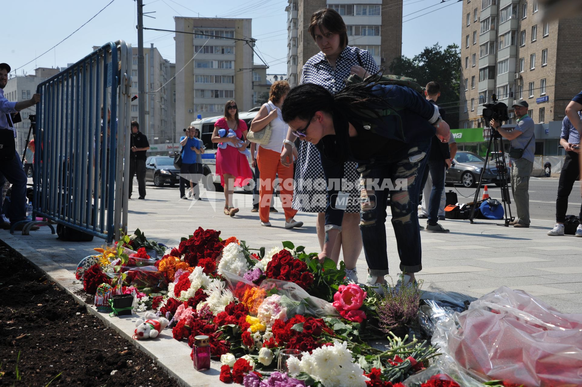 Москва.  Прохожие возлагают цветы и свечи у посольства Франции в на Большой Якиманке в память о погибших в результате террористического акта в Ницце.