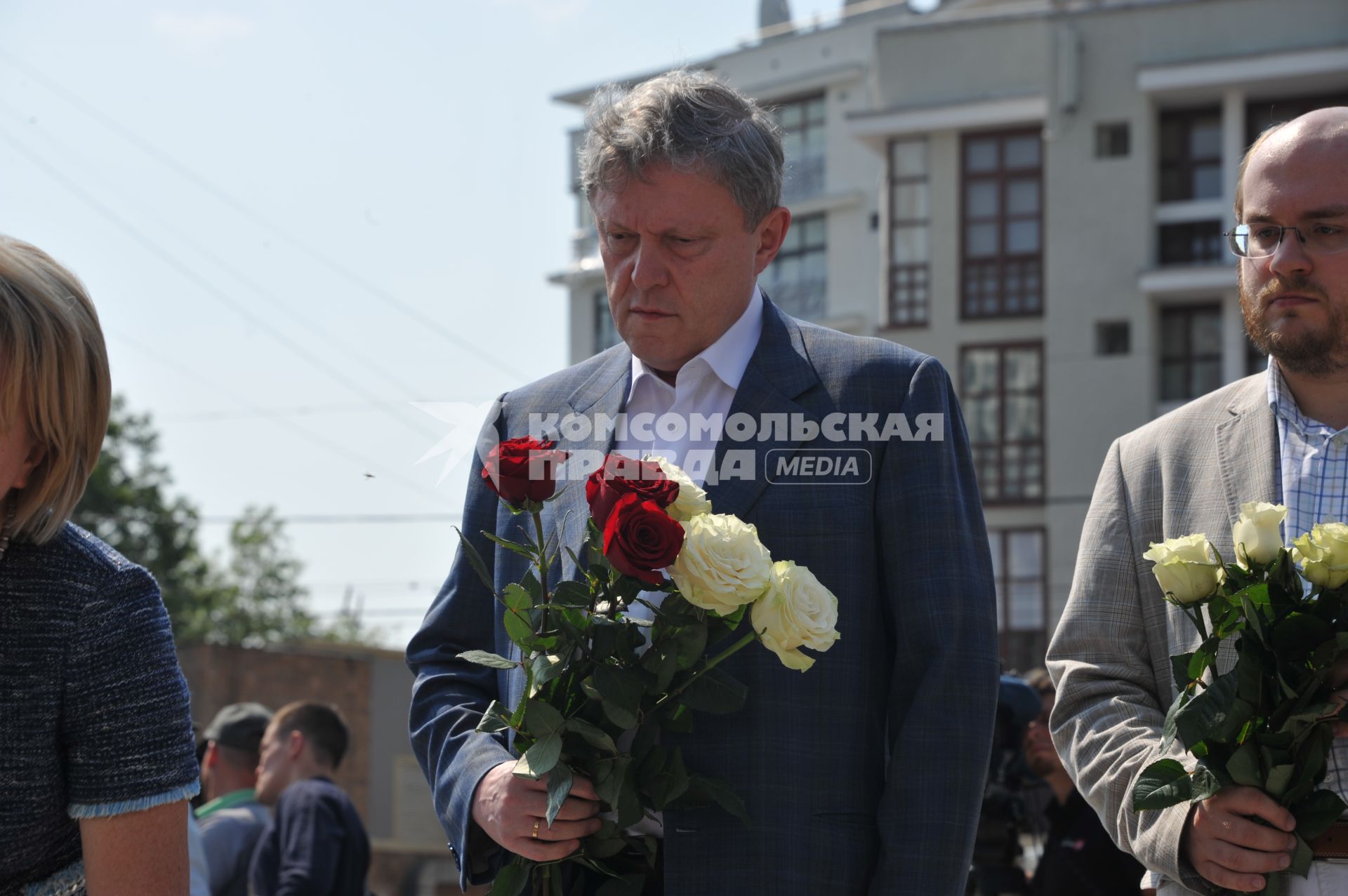 Москва.  Григорий Явлинский возлагает цветы  у посольства Франции в на Большой Якиманке в память о погибших в результате террористического акта в Ницце.