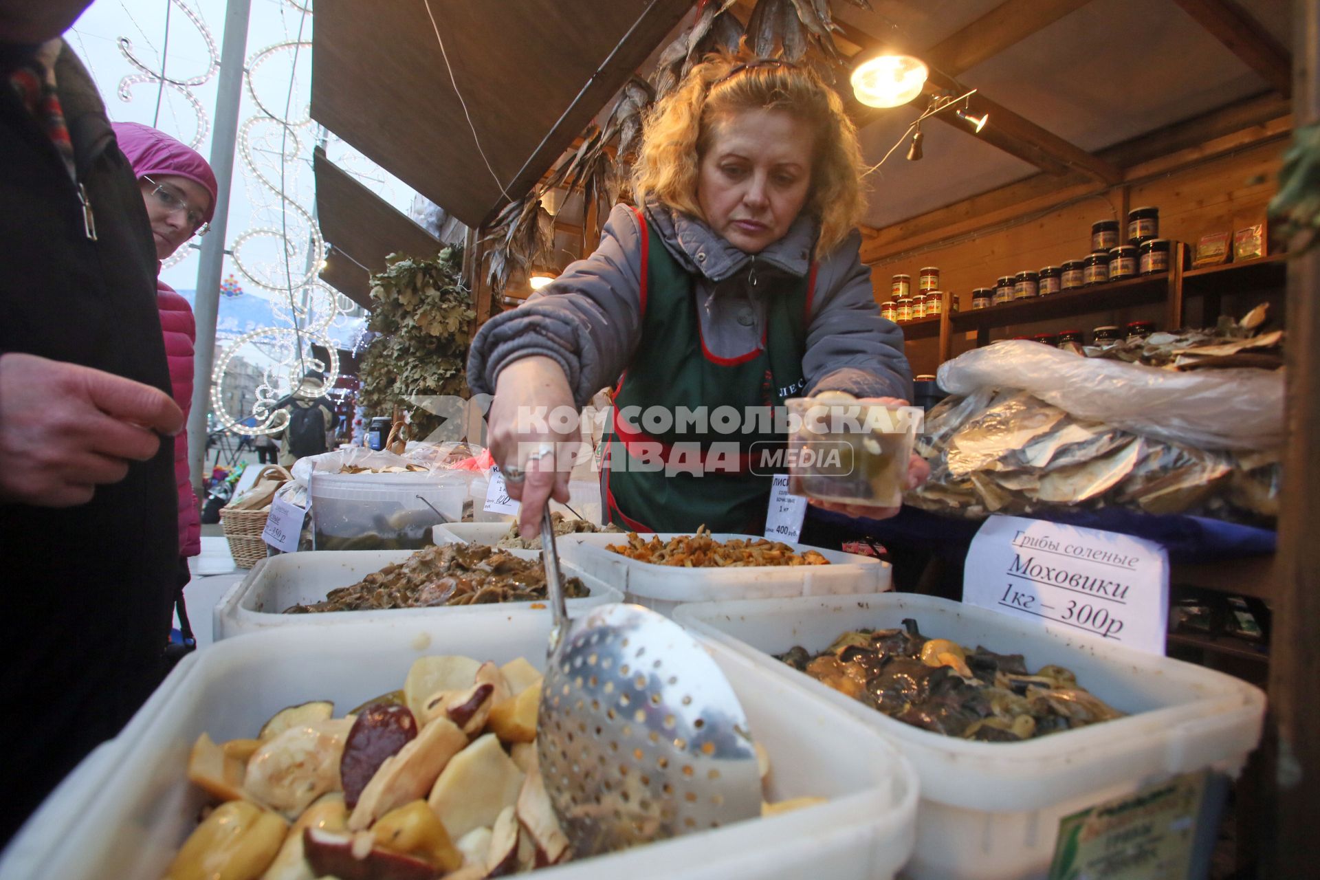 Санкт-Петербург. Продажа грибов на новогодней ярмарке.