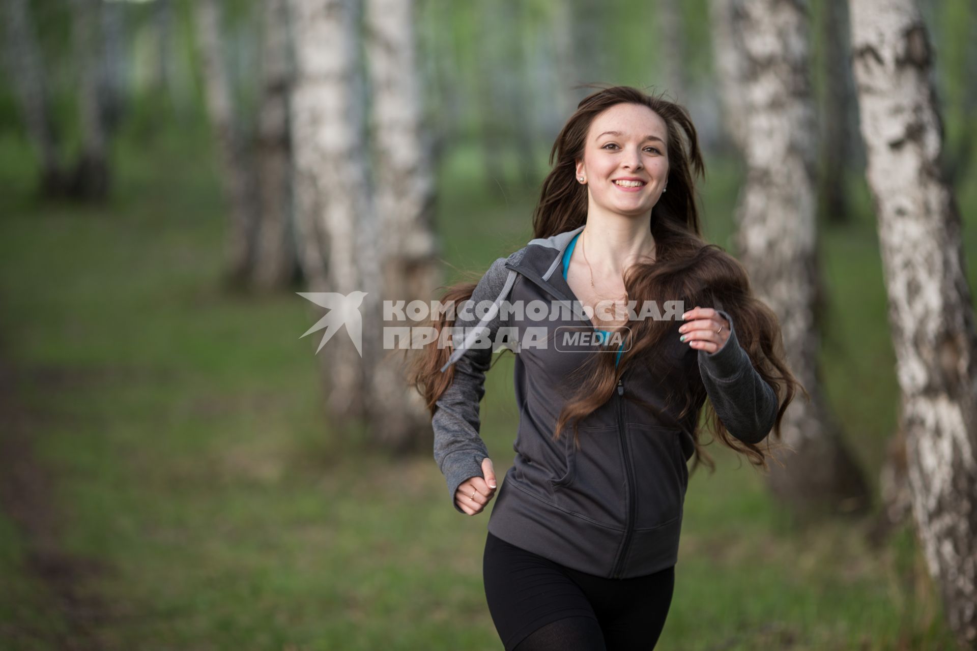 Челябинск. Девушка на пробежке в парке.