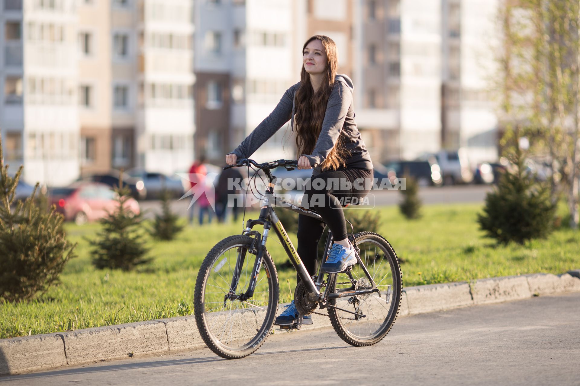 Челябинск. Девушка на велопрогулке.