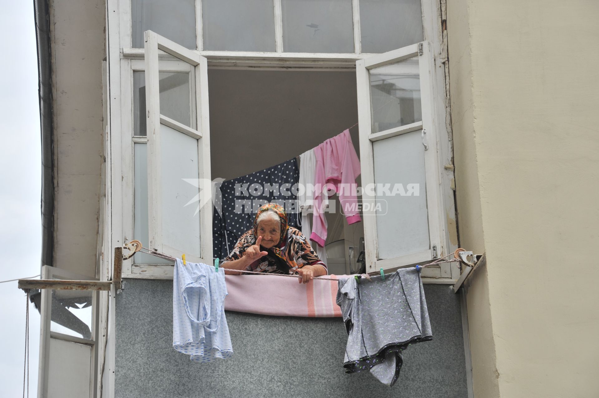 Баку. Пожилая женщина в окне дома на одной из улиц Старого города.