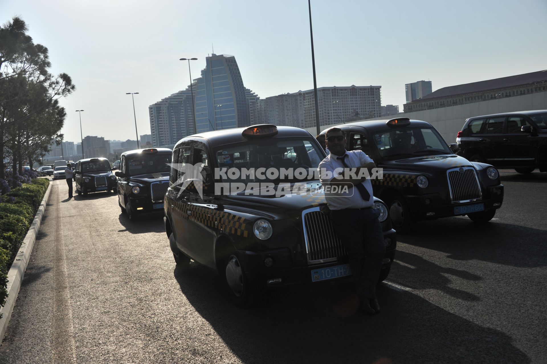 Баку. Современные такси-кэб на улицах города.