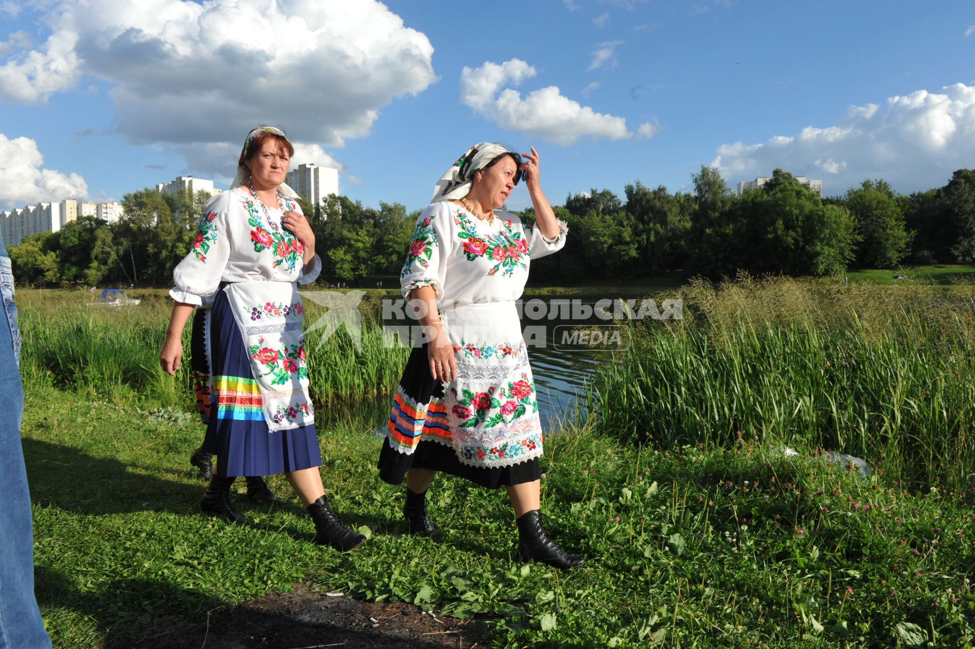 Москва. В парке Шкулева природно-охранного  комплекса `Кузьминки-Люблино` состоялся общегородской Национальный белорусский праздник Купалье.