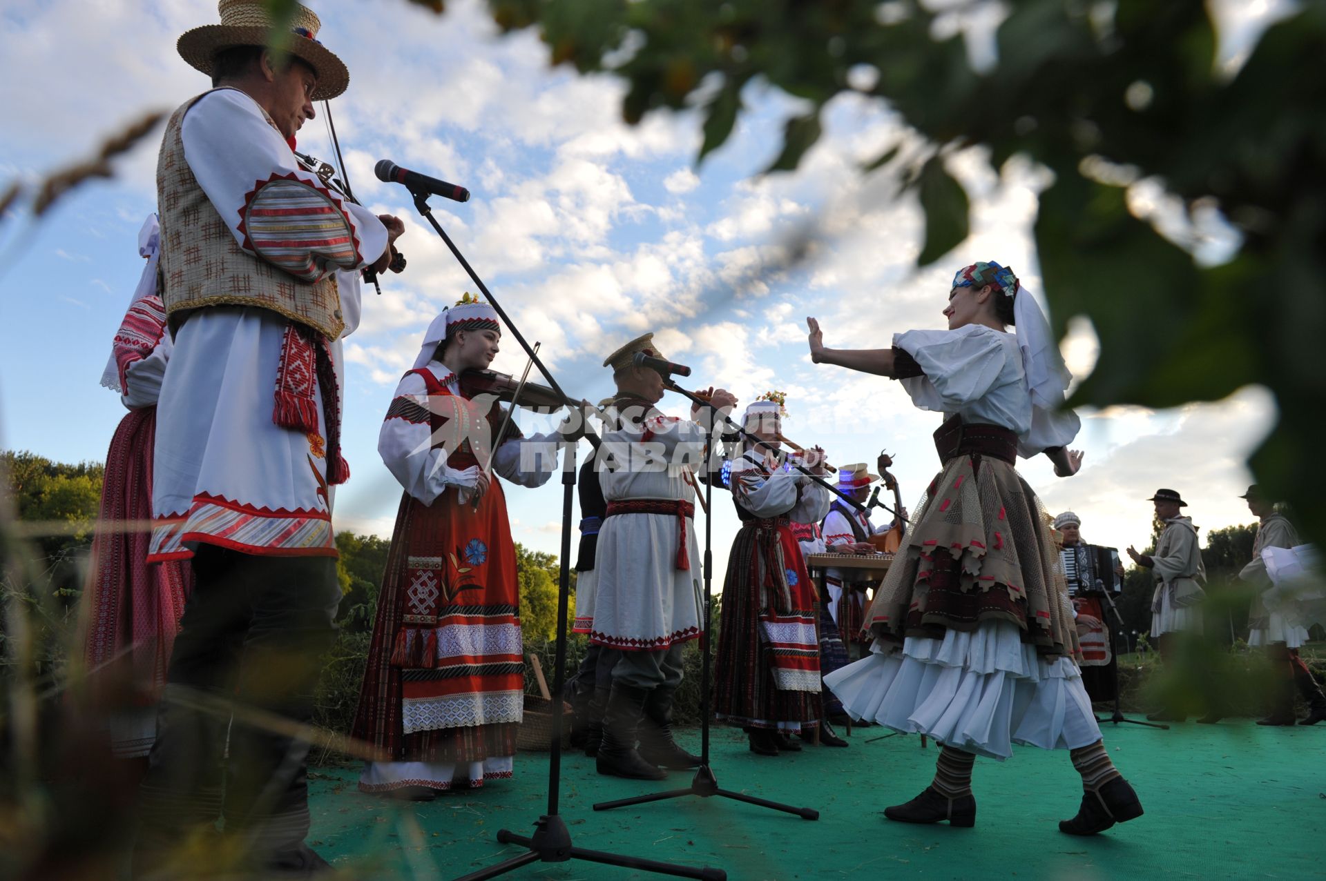 Москва. В парке Шкулева природно-охранного  комплекса `Кузьминки-Люблино` состоялся общегородской Национальный белорусский праздник Купалье.