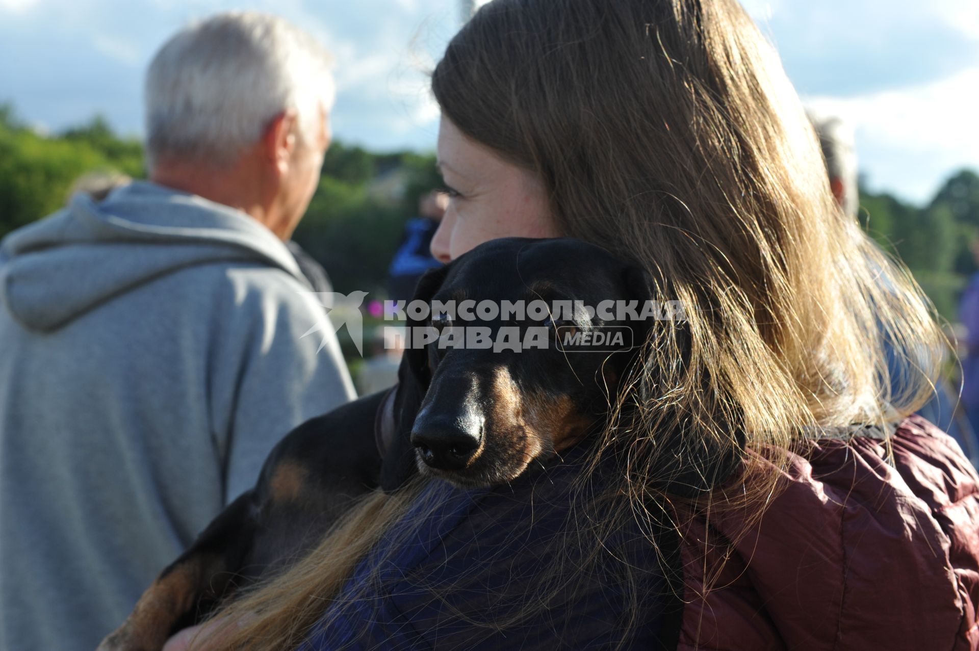 Москва. Девушка с собакой в парке.
