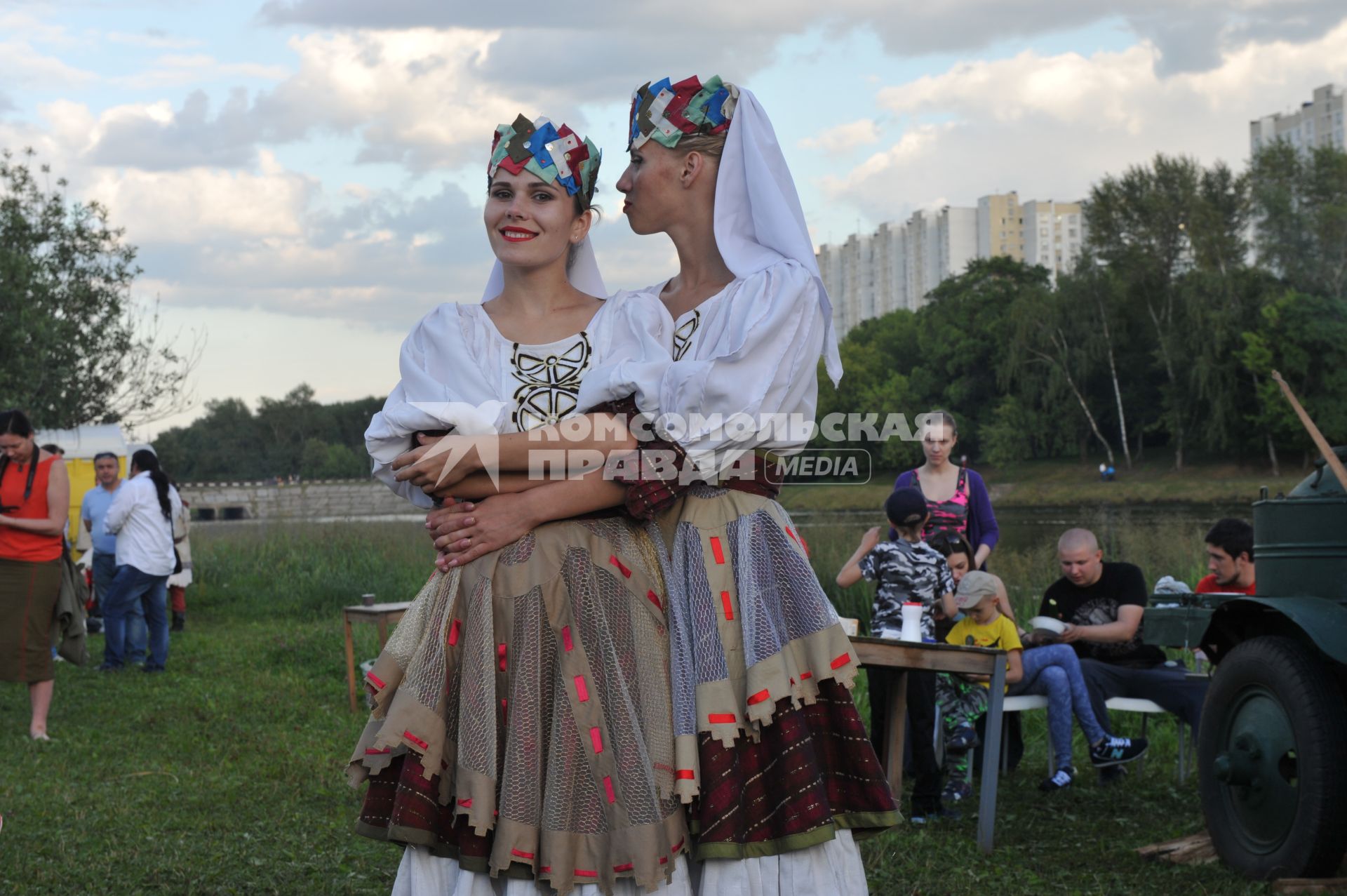 Москва. В парке Шкулева природно-охранного  комплекса `Кузьминки-Люблино` состоялся общегородской Национальный белорусский праздник Купалье.