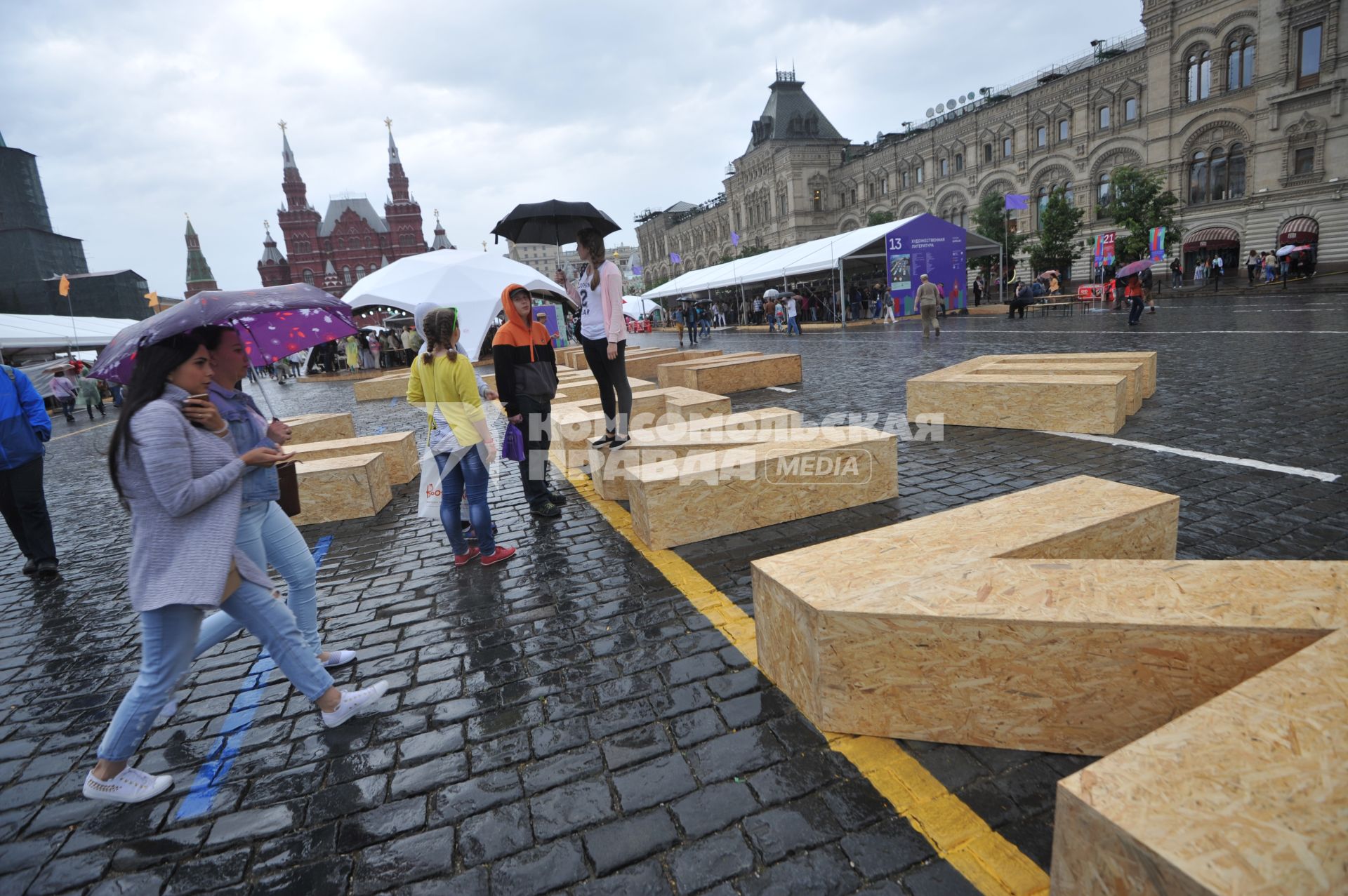 Москва. Посетители  на книжном фестивале `Красная площадь`.