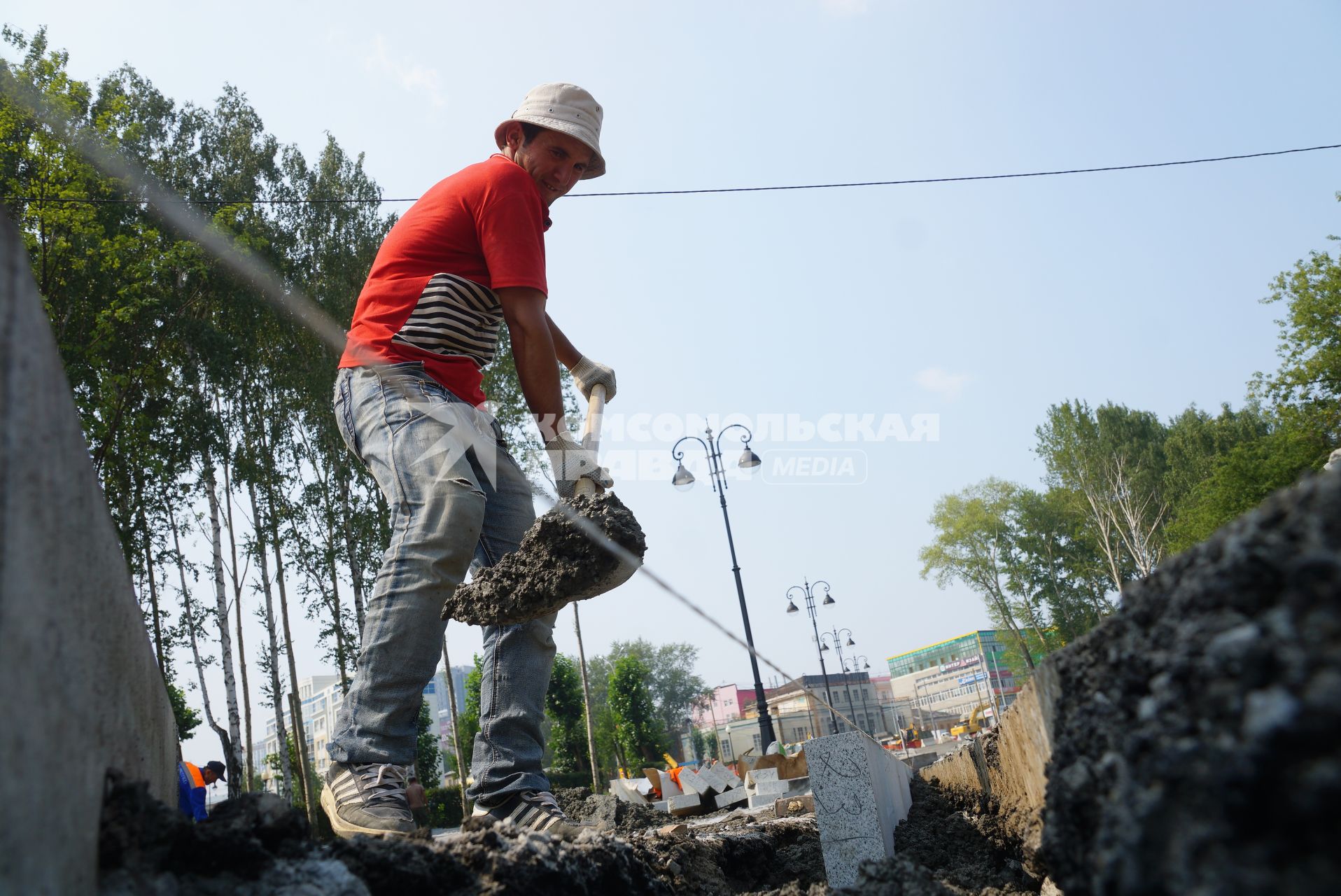 Екатеринбург. Рабочий на месте реконструкции улично-дорожной сети у Центрального стадиона, к Чемпионату мира по футболу 2018