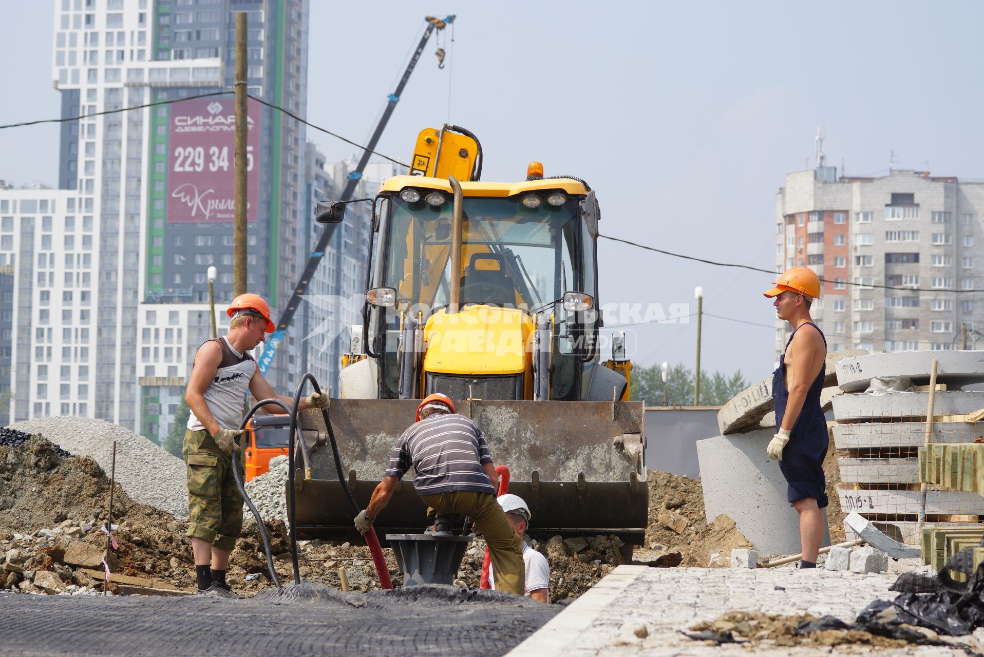 Екатеринбург. Рабочие на месте реконструкции улично-дорожной сети у Центрального стадиона, к Чемпионату мира по футболу 2018