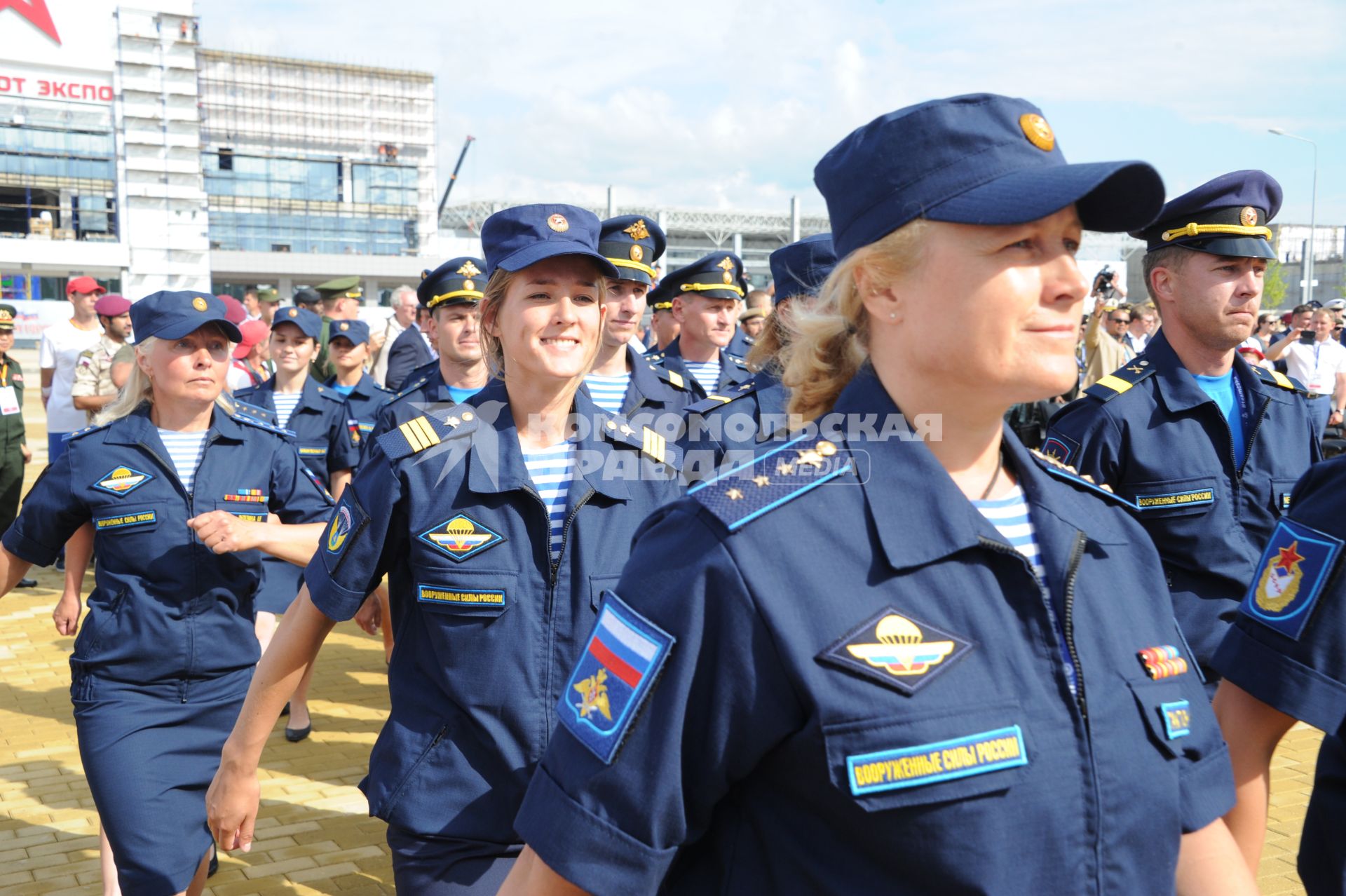 Московская область, Кубинка. Парад участников чемпионата мира среди военнослужащих по парашютному спорту , который прошел в Военно-патриотическом парке культуры и отдыха   ВС России `Патриот` .