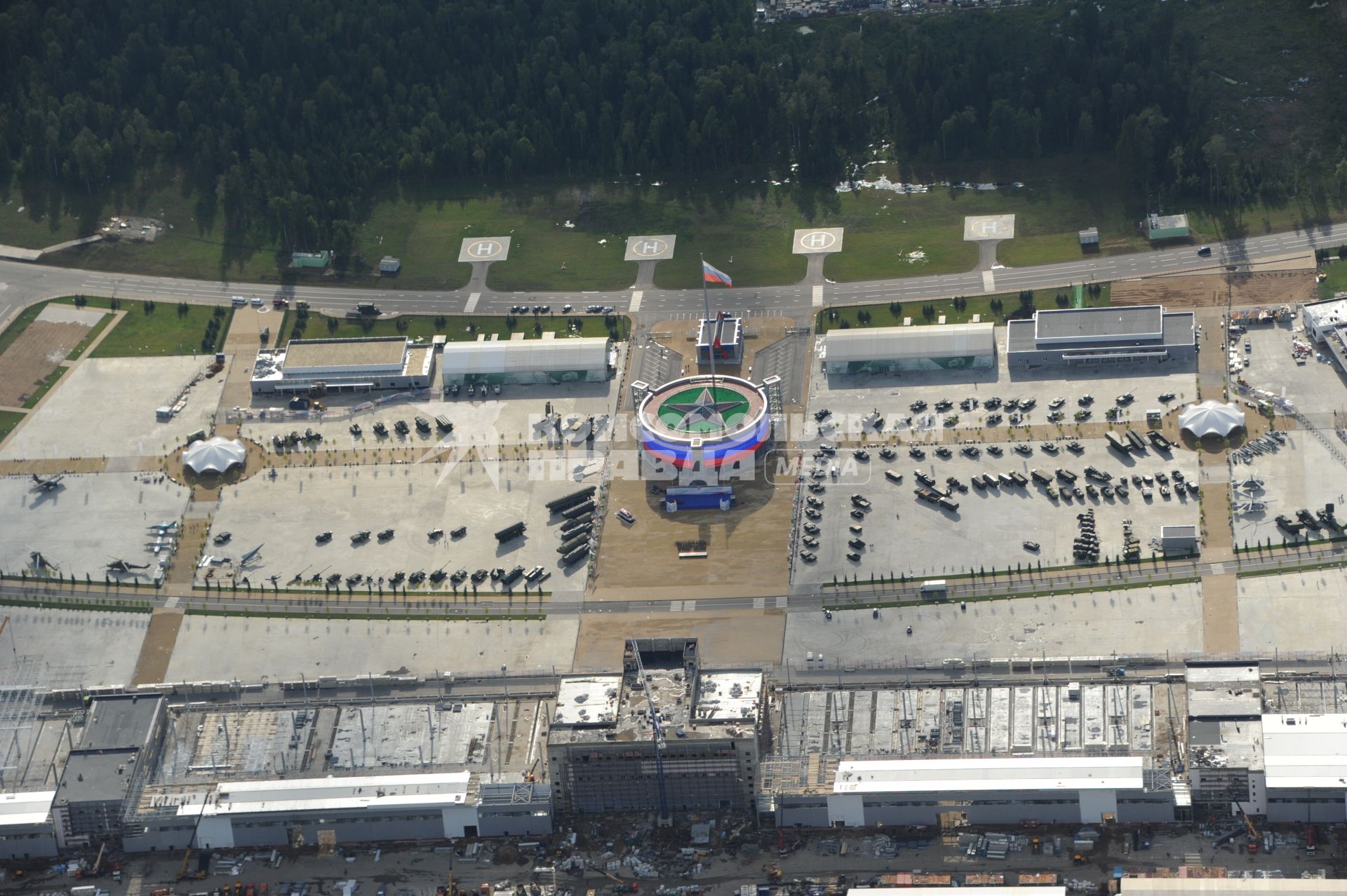 Московская область, Кубинка. Панорама Военно-патриотического парка  культуры и отдыха ВС России `Патриот`с пресс-центром и конференц-залом  с высоты.