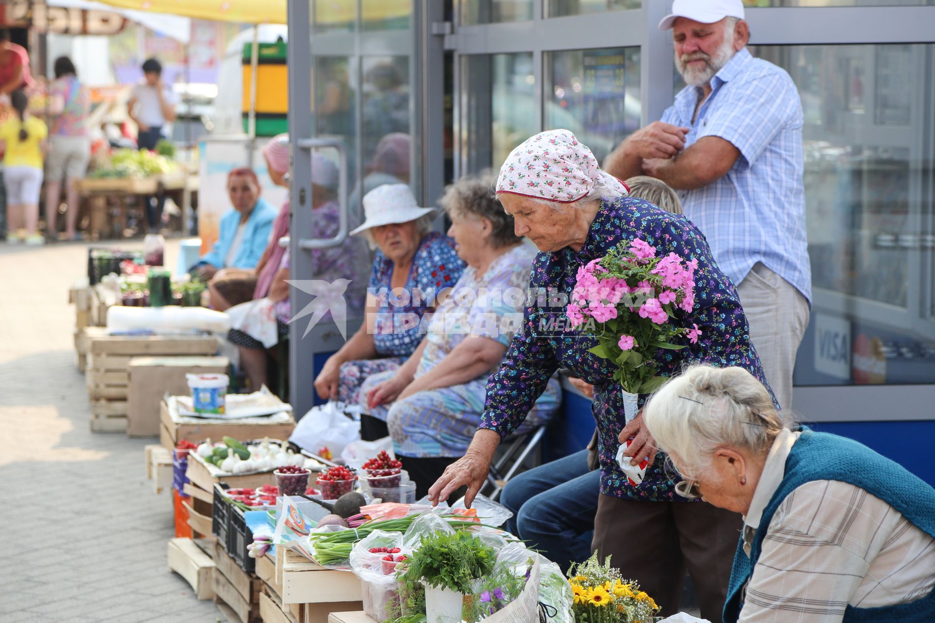 Челябинск. Продажа овощей и фруктов на улице.