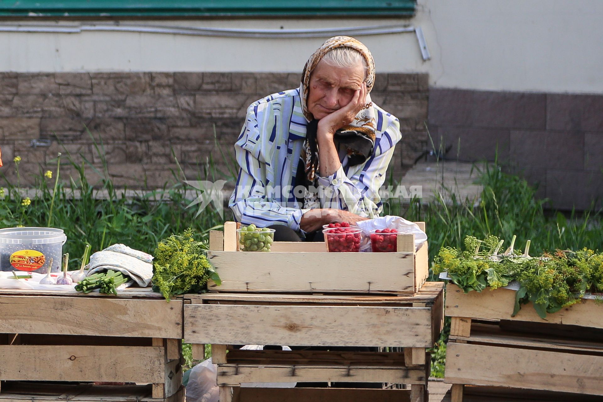 Челябинск. Продажа овощей и фруктов на улице.