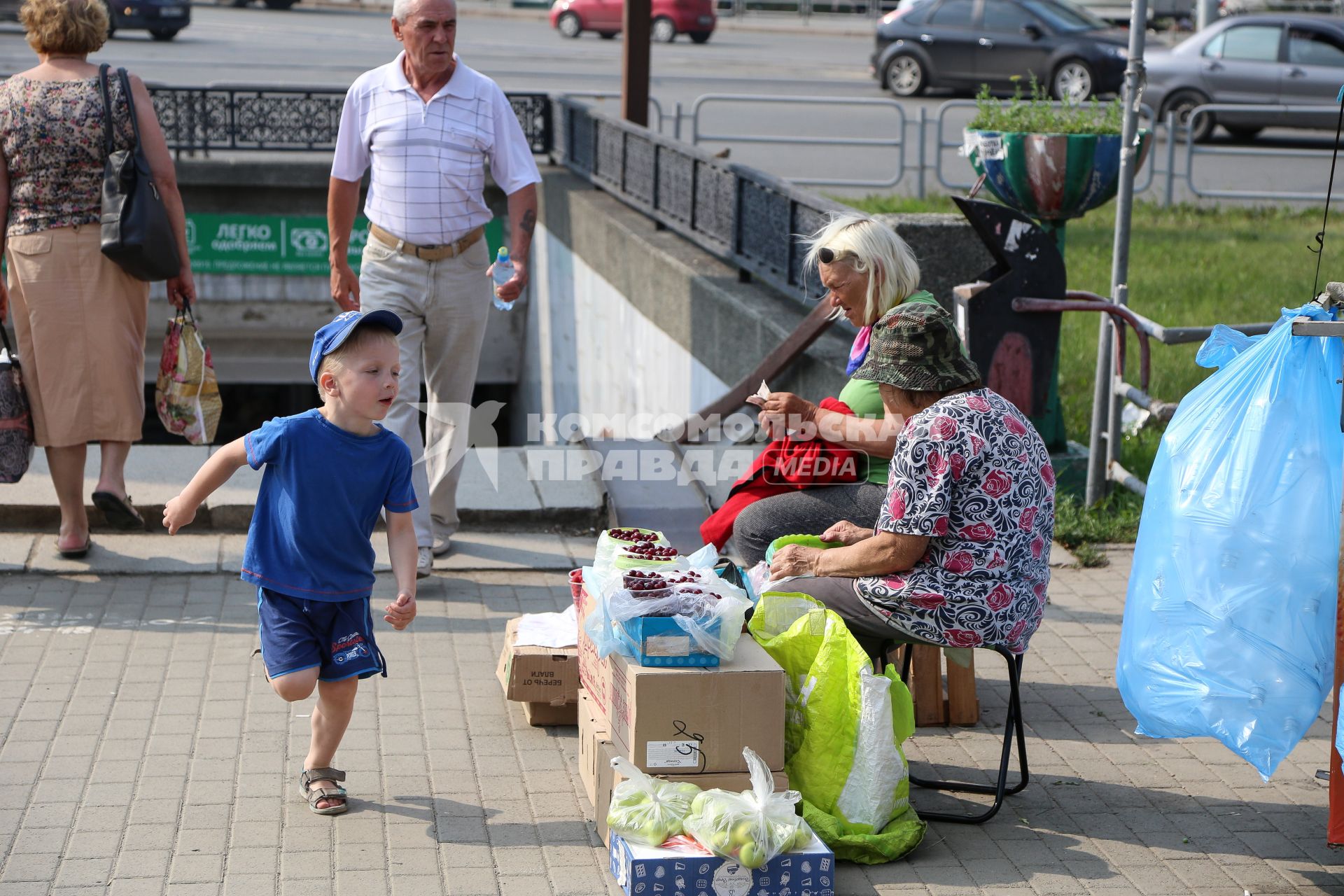 Челябинск. Продажа овощей и фруктов на улице.