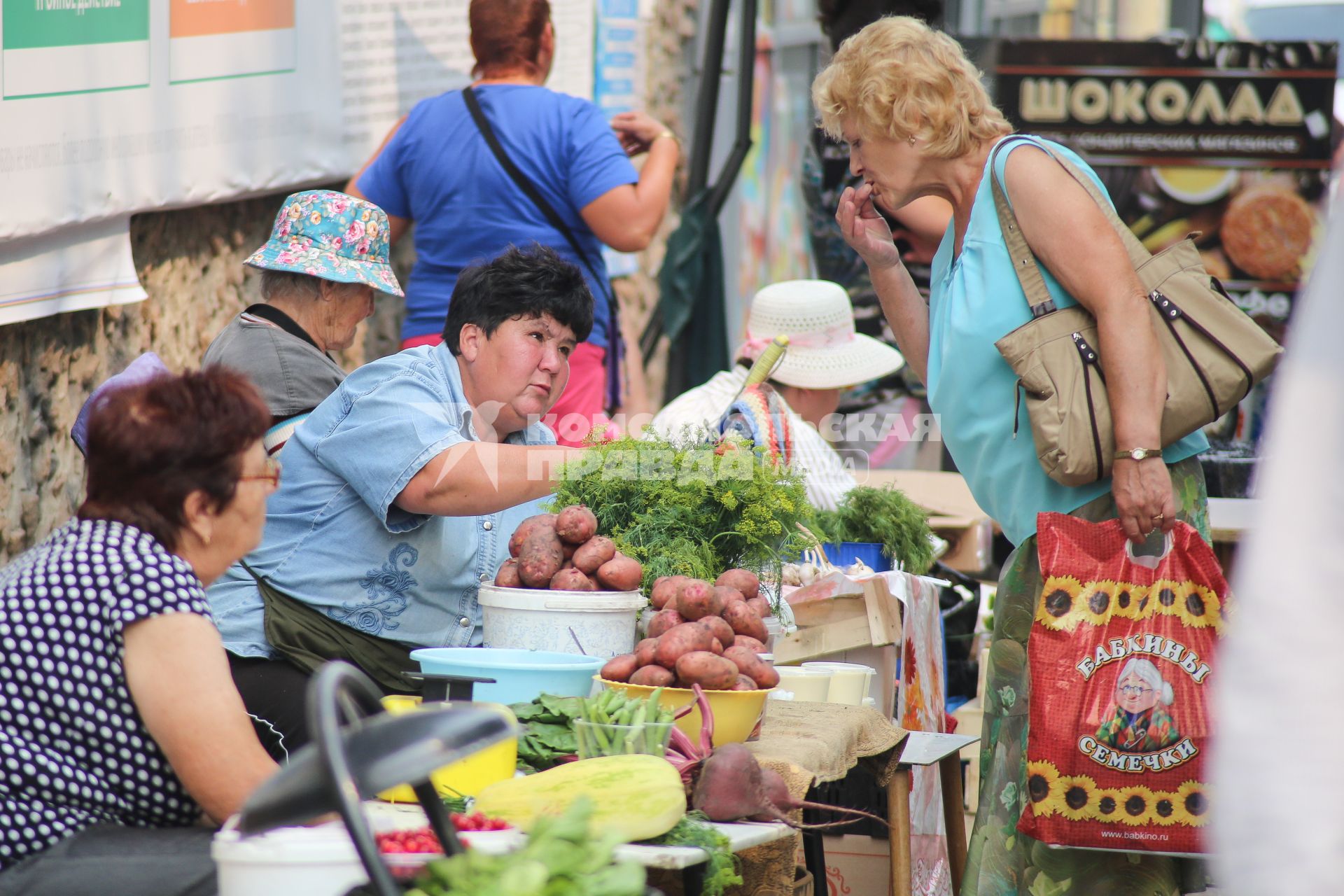 Челябинск. Продажа овощей и фруктов на улице.