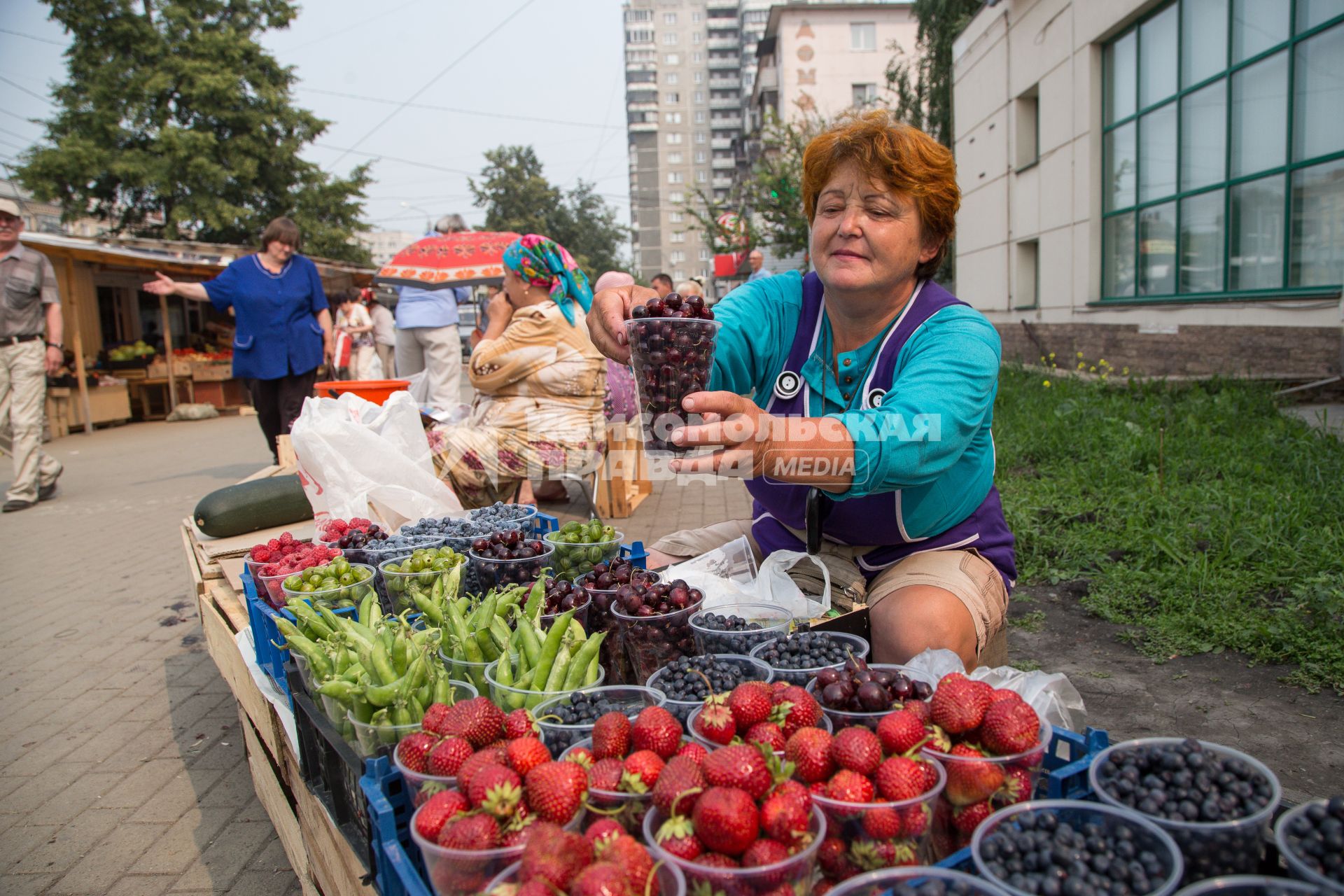 Челябинск. Продажа овощей и фруктов на улице.