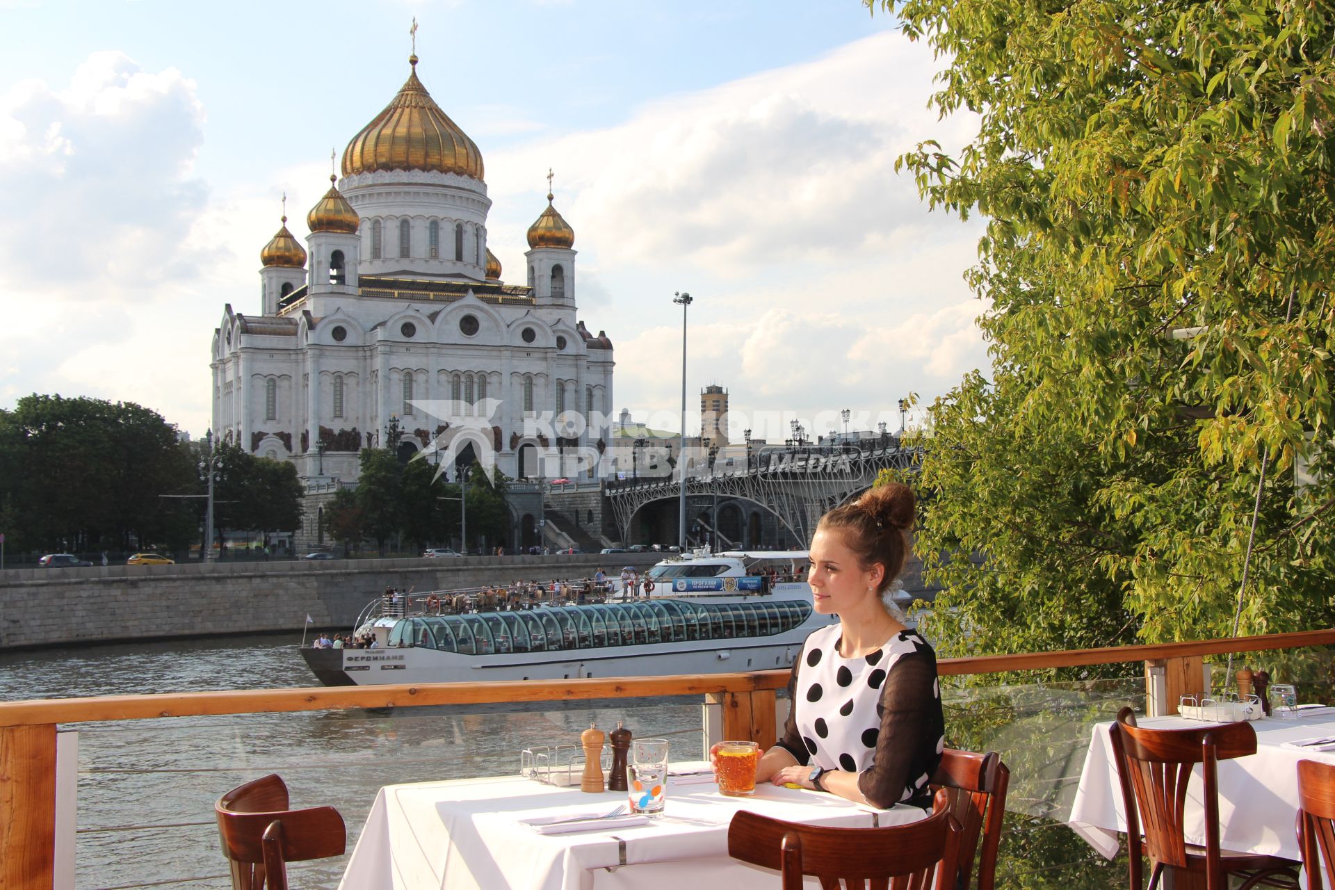 Москва. Летняя веранда ресторана Bontempi на Берсеневской набережной с видом на Храм Христа Спасителя.