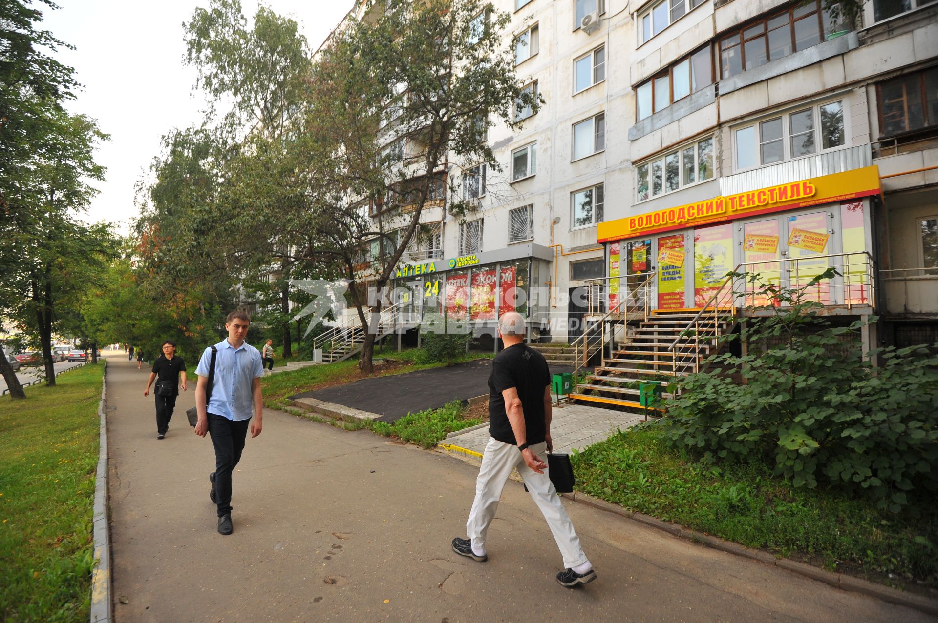 Москва. Магазины на первом этаже жилого дома.