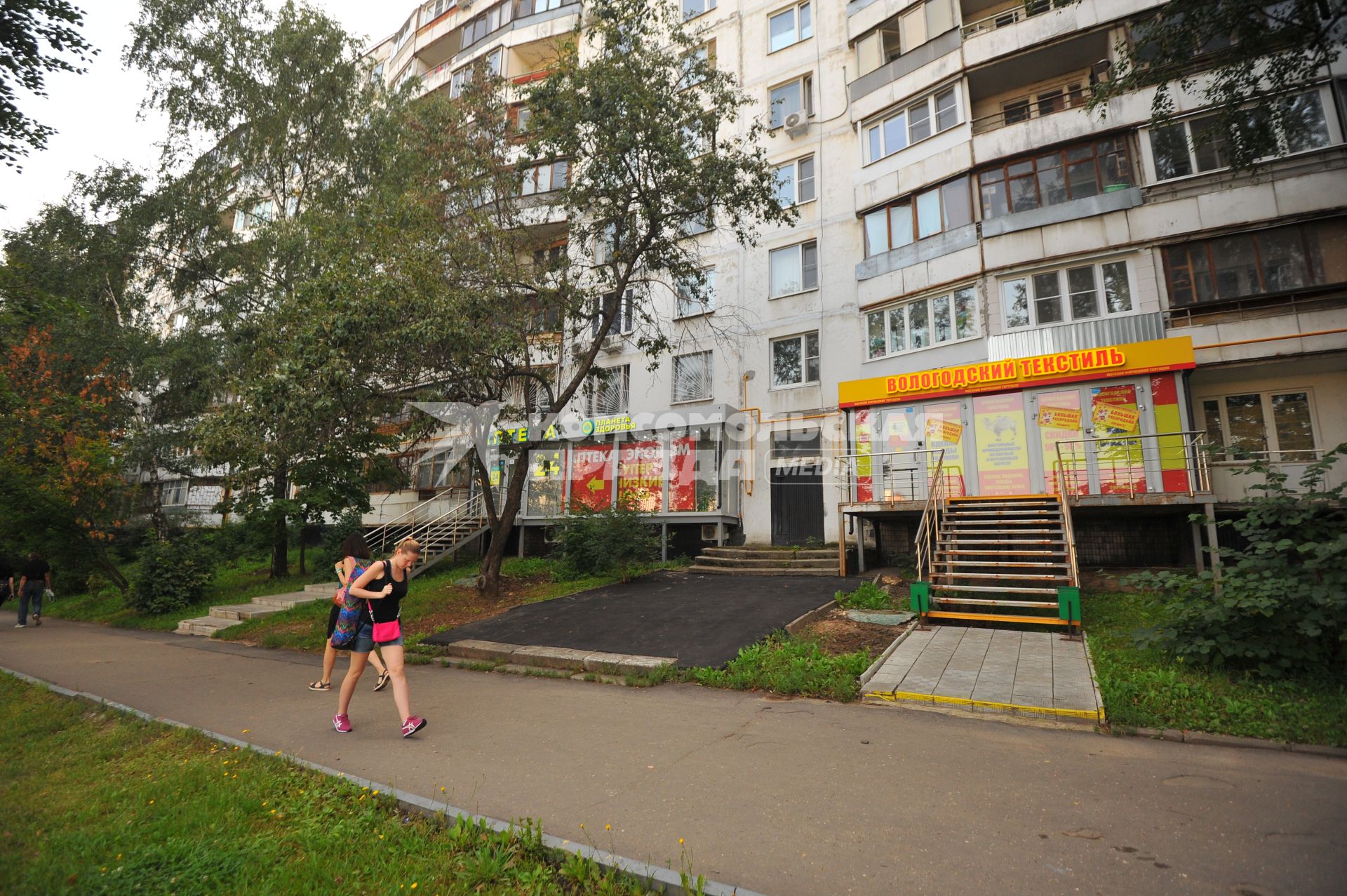 Москва. Магазины на первом этаже жилого дома.