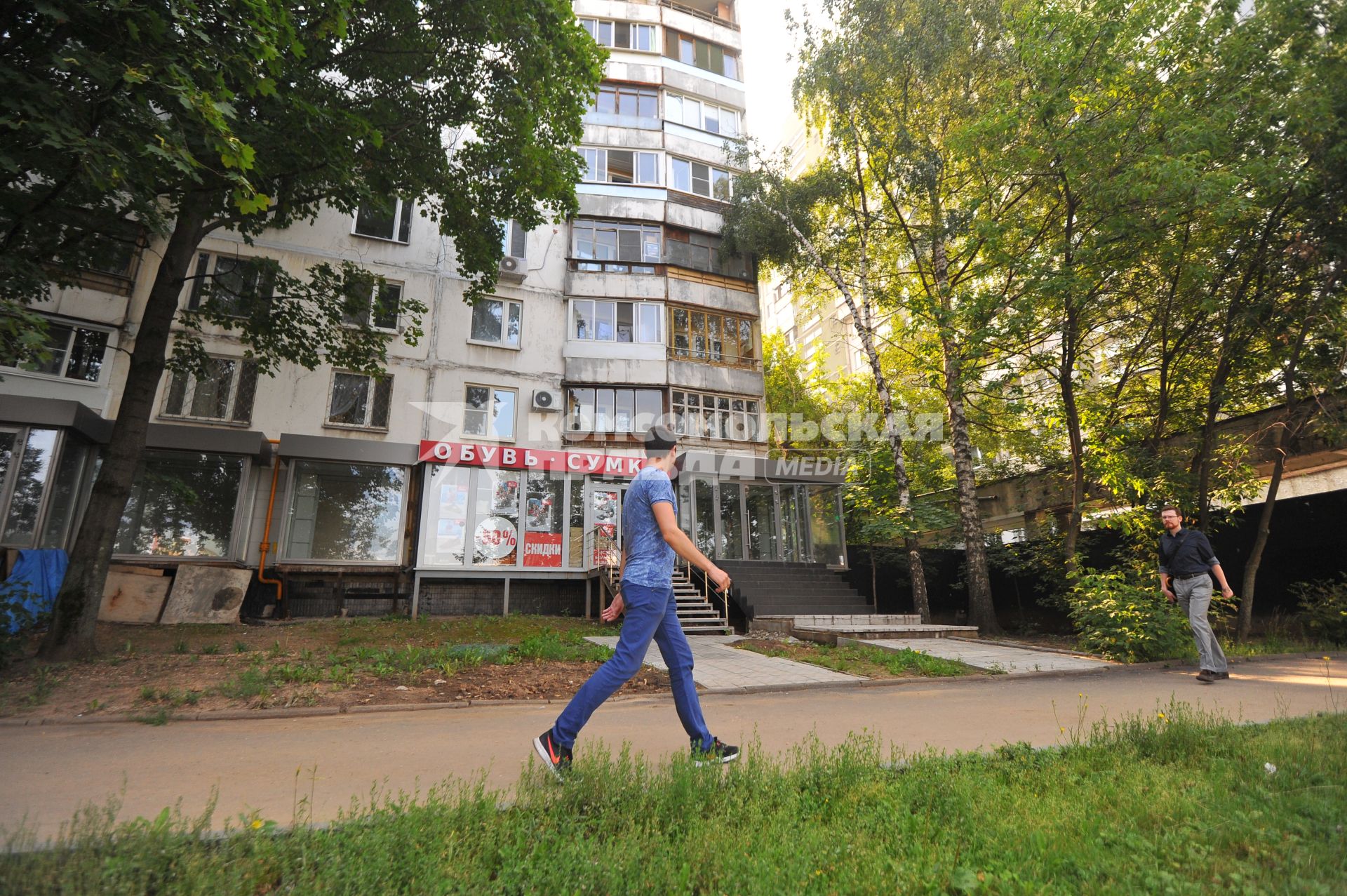 Москва. Магазины на первом этаже жилого дома.