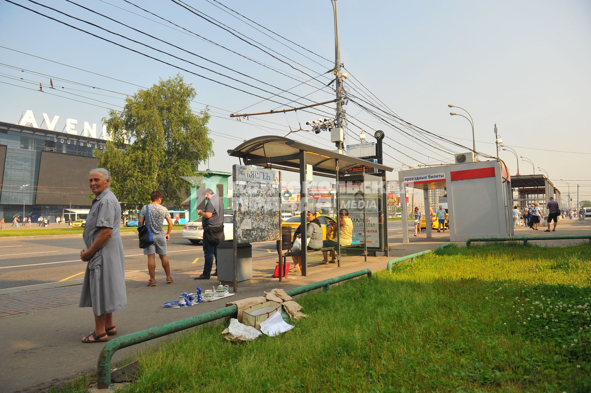 Москва. Уличная торговля возле метро `Юго-Западная`.