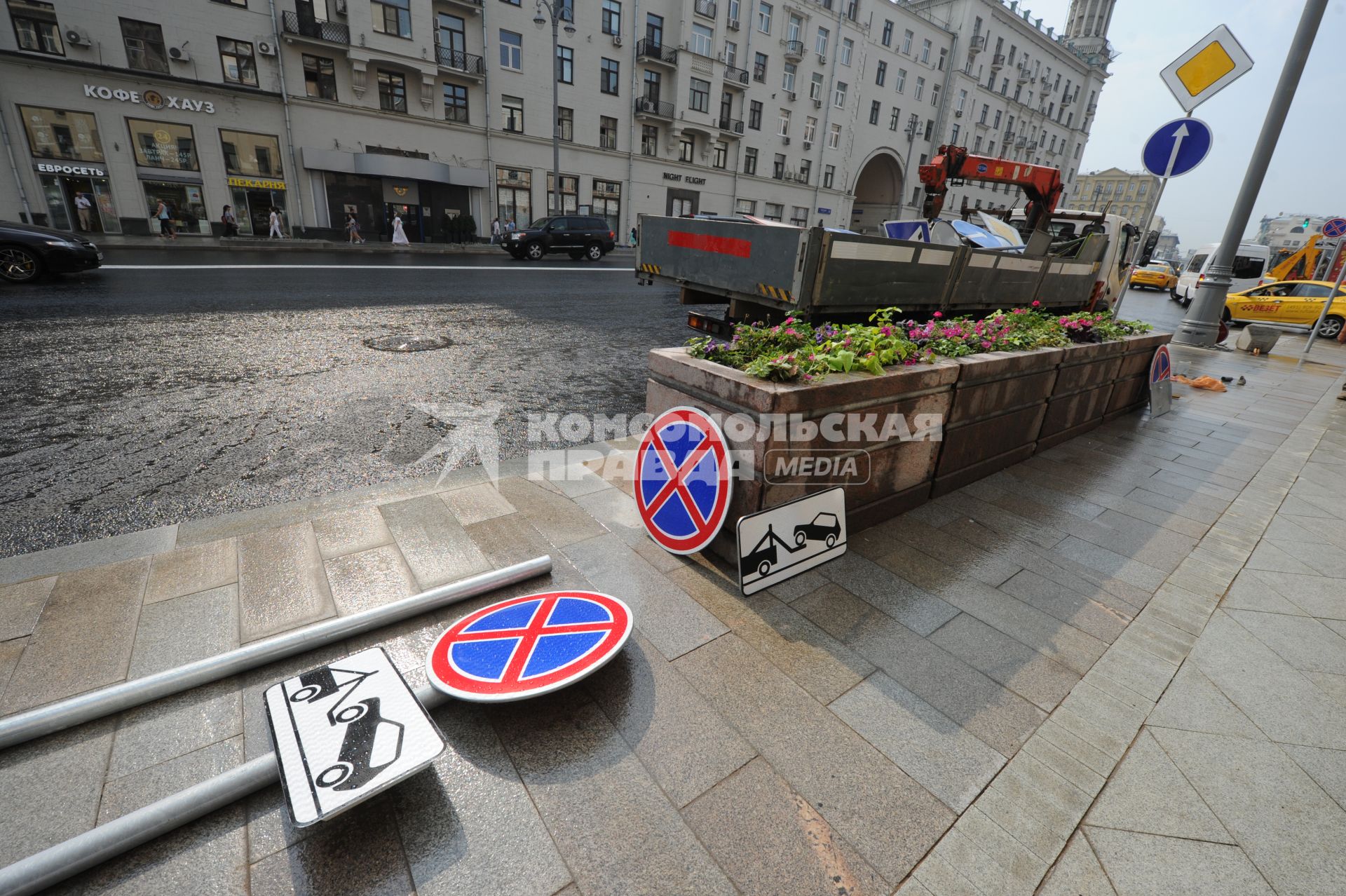 Москва. Установка дорожных знаков на Тверской улице.