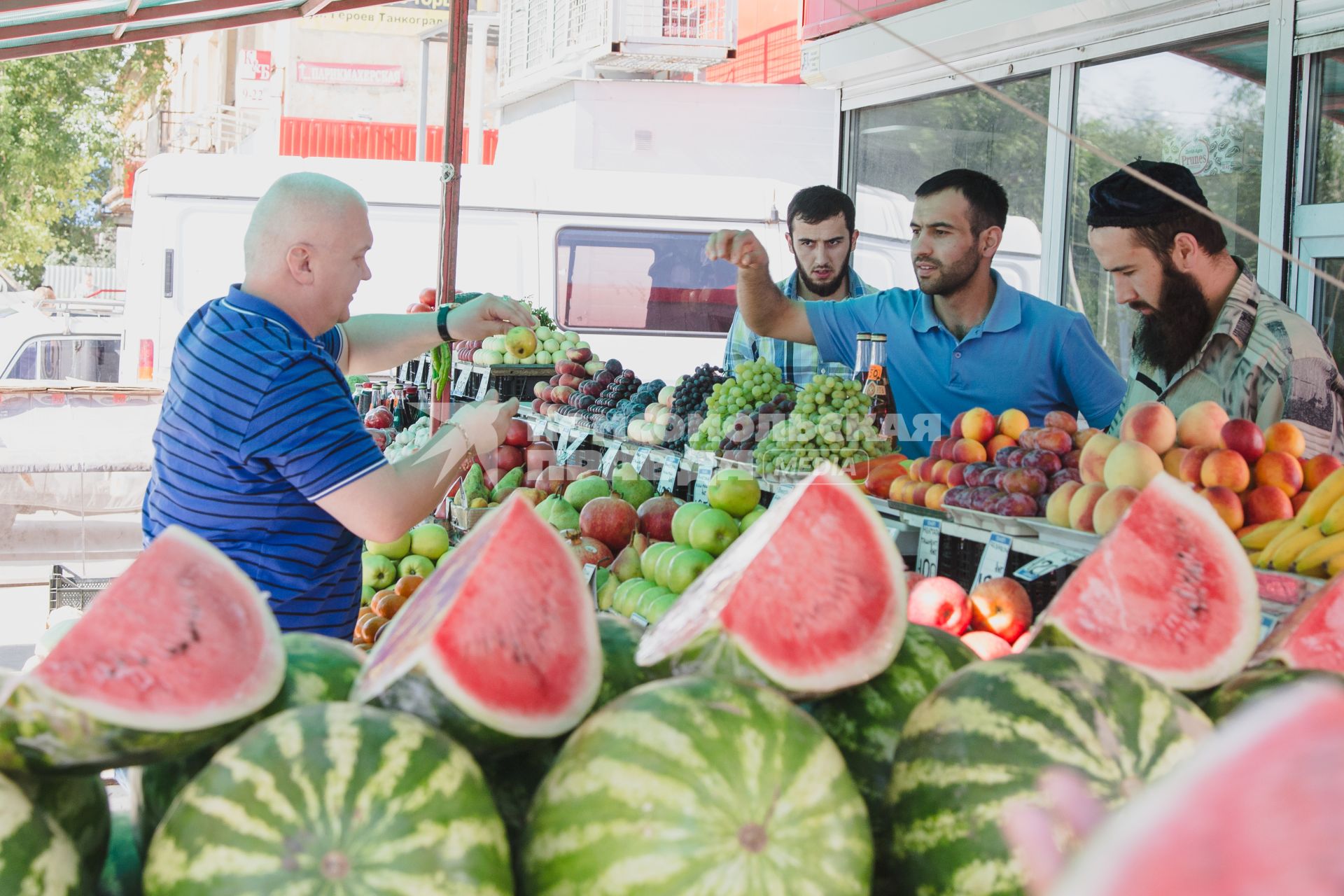 Челябинск. Продажа овощей и фруктов на рынке.