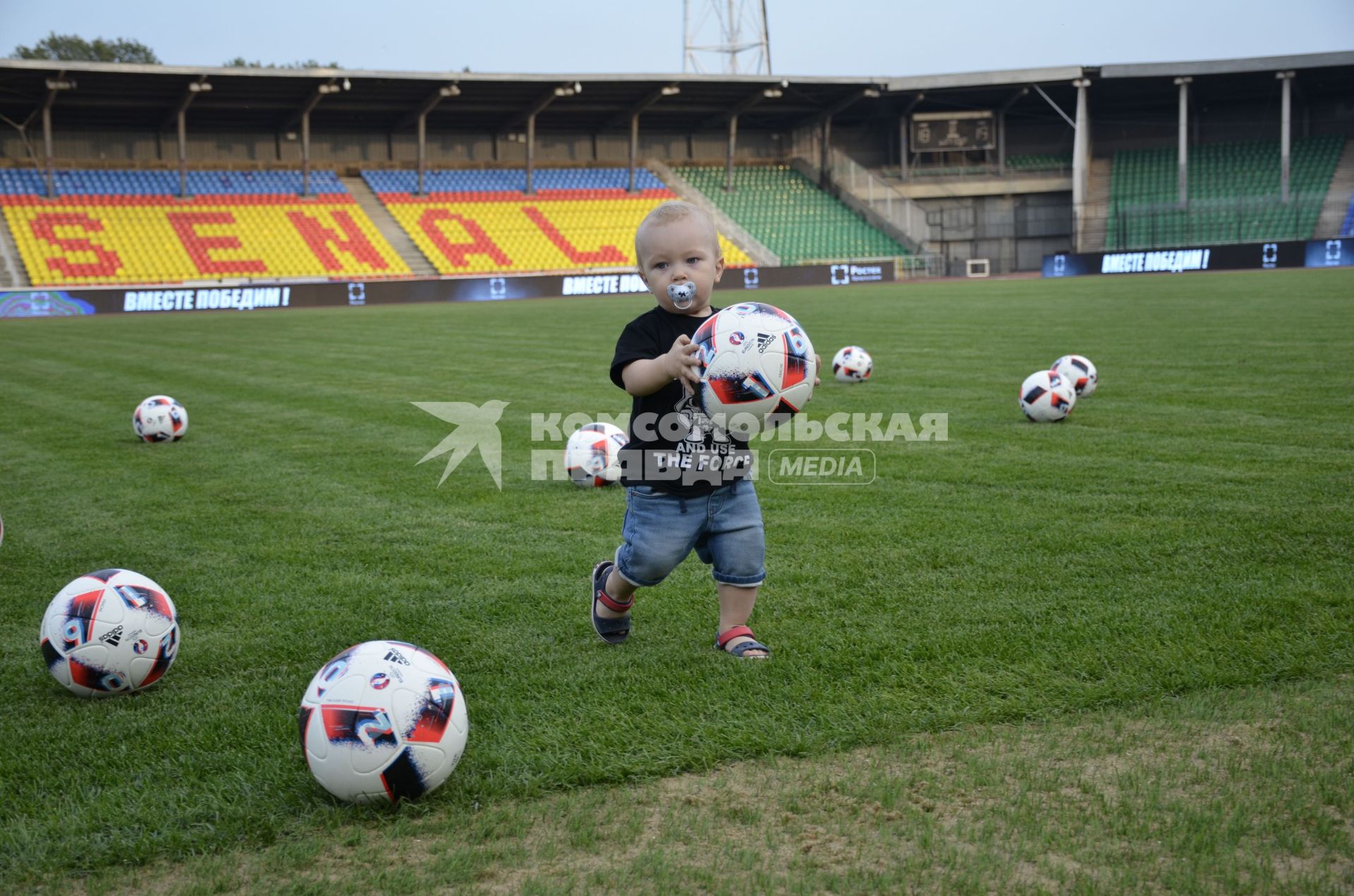 Тула. Маленький мальчик с футбольными мячами.