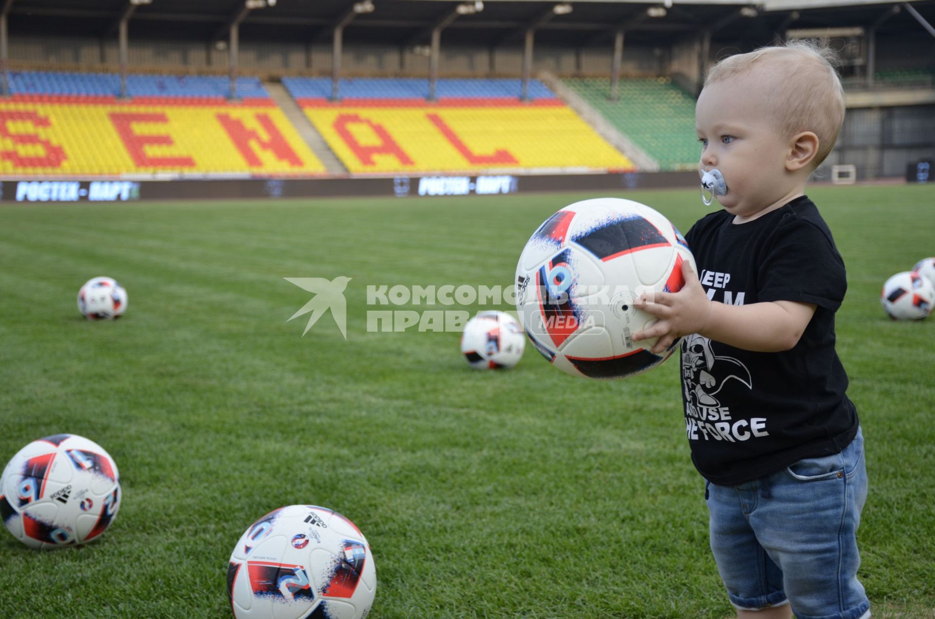 Тула. Маленький мальчик с футбольными мячами.