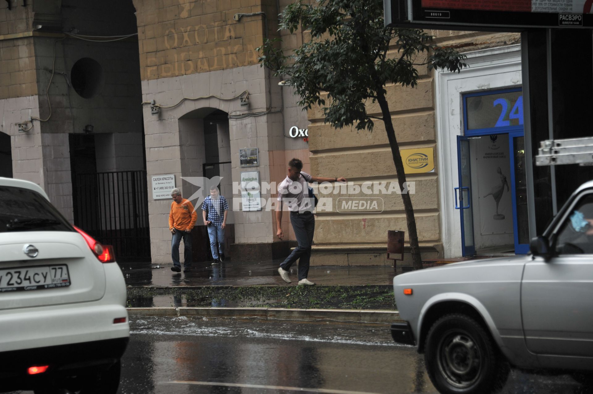 Москва. Последствия сильного дождя на улицах города.