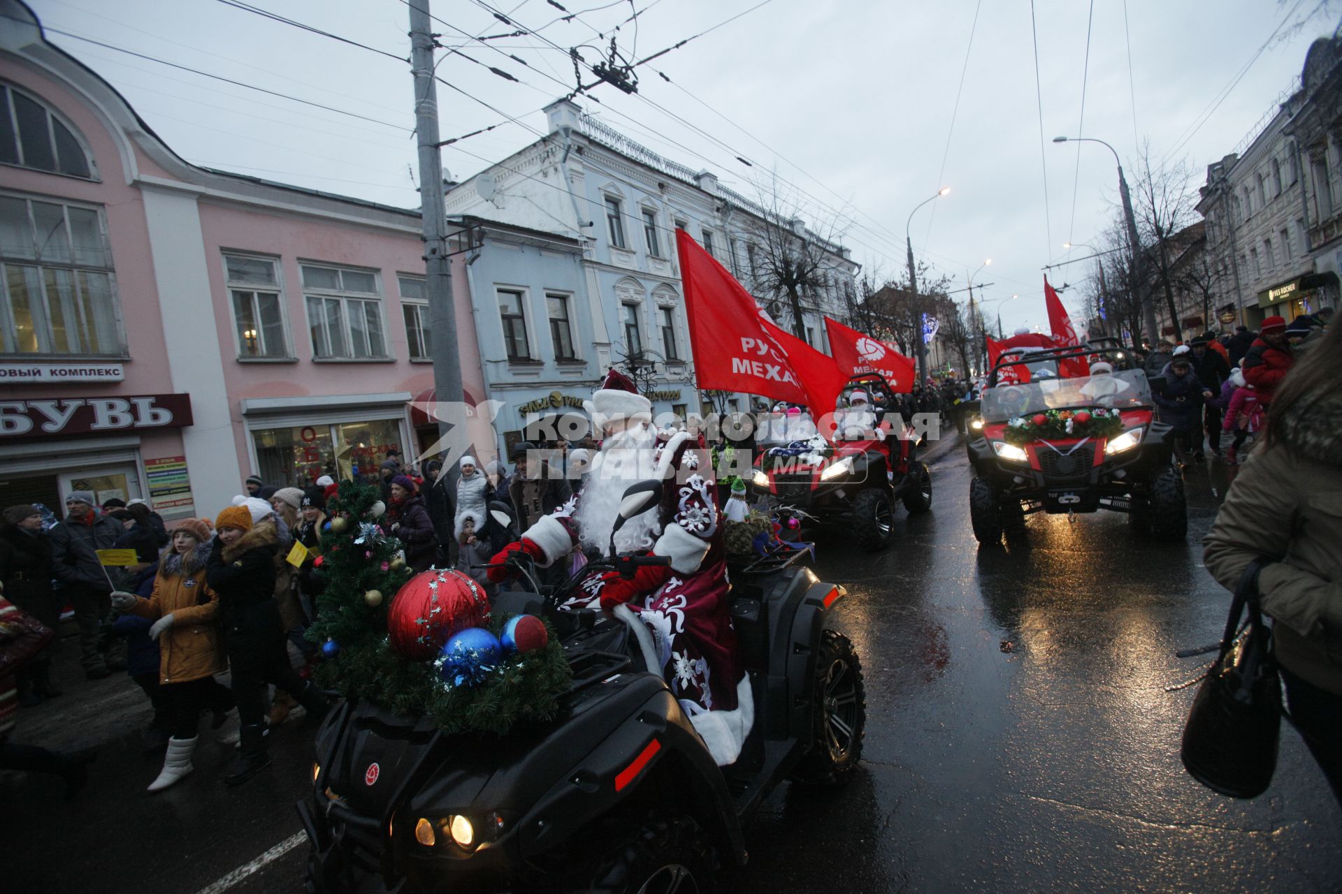 Ярославская область, Рыбинск. 14.12.2015 г. Губернатор Ярославской области Сергей Ястребов (в центре) во время акции `НаШествие Дедов Морозов`.